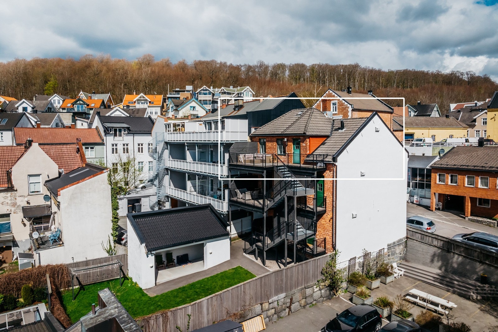 Gavlveggen mot sydøst ble rehabilitert i 2024 og vinduene ble byttet ved renoveringen i 2019. Galleribilde