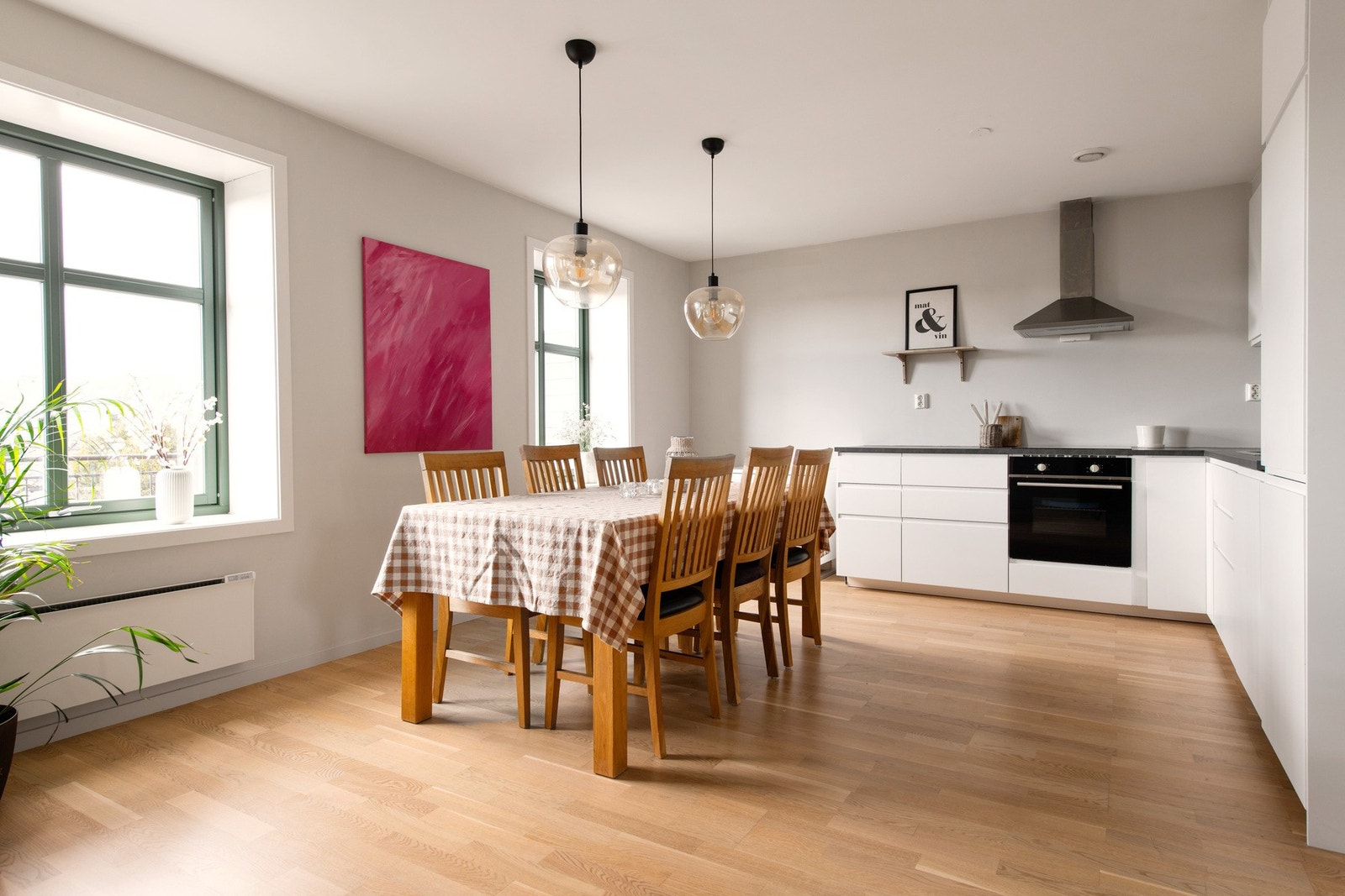 Denne spisestuen innbyr til gode måltider med venner og familie. Her kan man uforstyrret nyte en bedre middag og den fantastiske utsikten over Larviksfjorden. Galleribilde