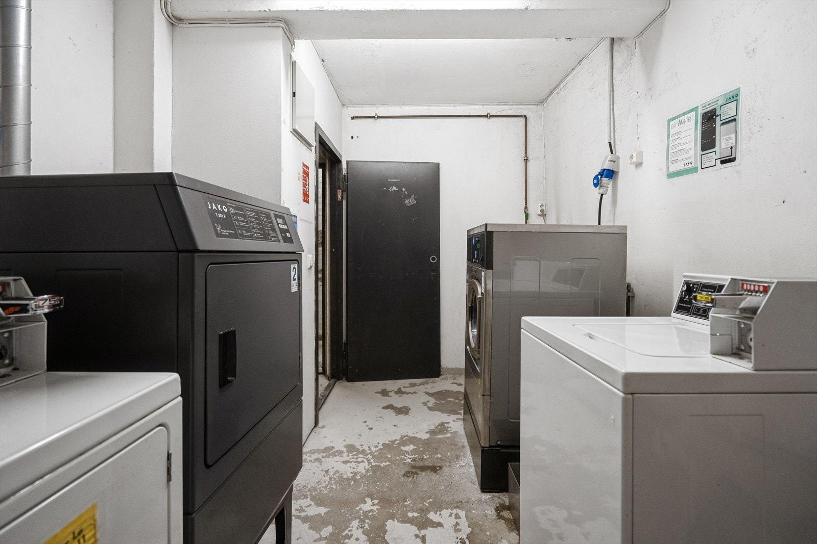 Det er bod på 3m² i kjelleren samt felles vaskerom med vaskemaskin og tørketrommel. Galleribilde