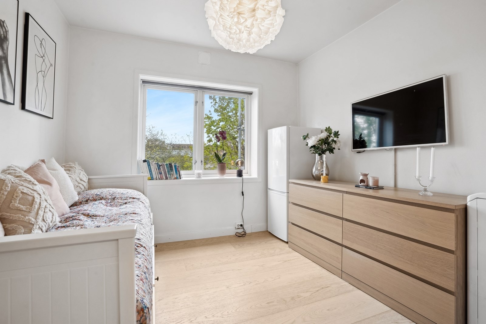 Leiligheten ligger i 3.etasje, vendt mot stille bakgård og har flott utsikt og gode lysforhold. Galleribilde