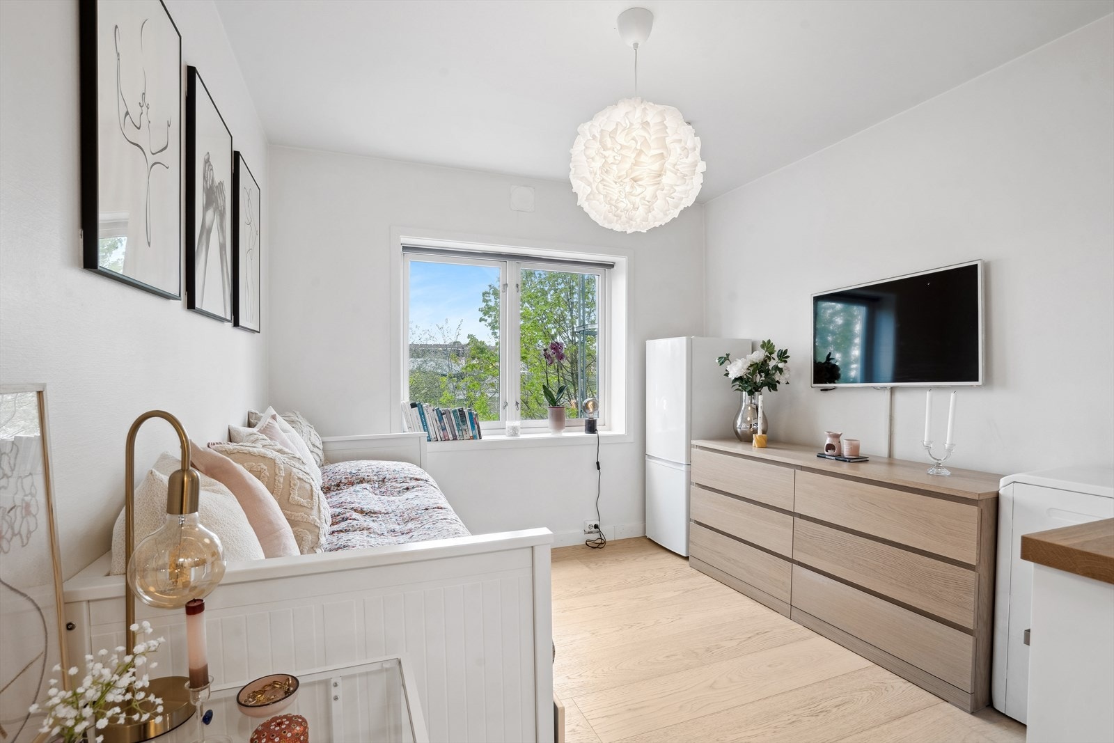Stuen og kjøkkenet ligger i åpen løsning og her er det mange forskjellige møbleringsmuligheter. Galleribilde