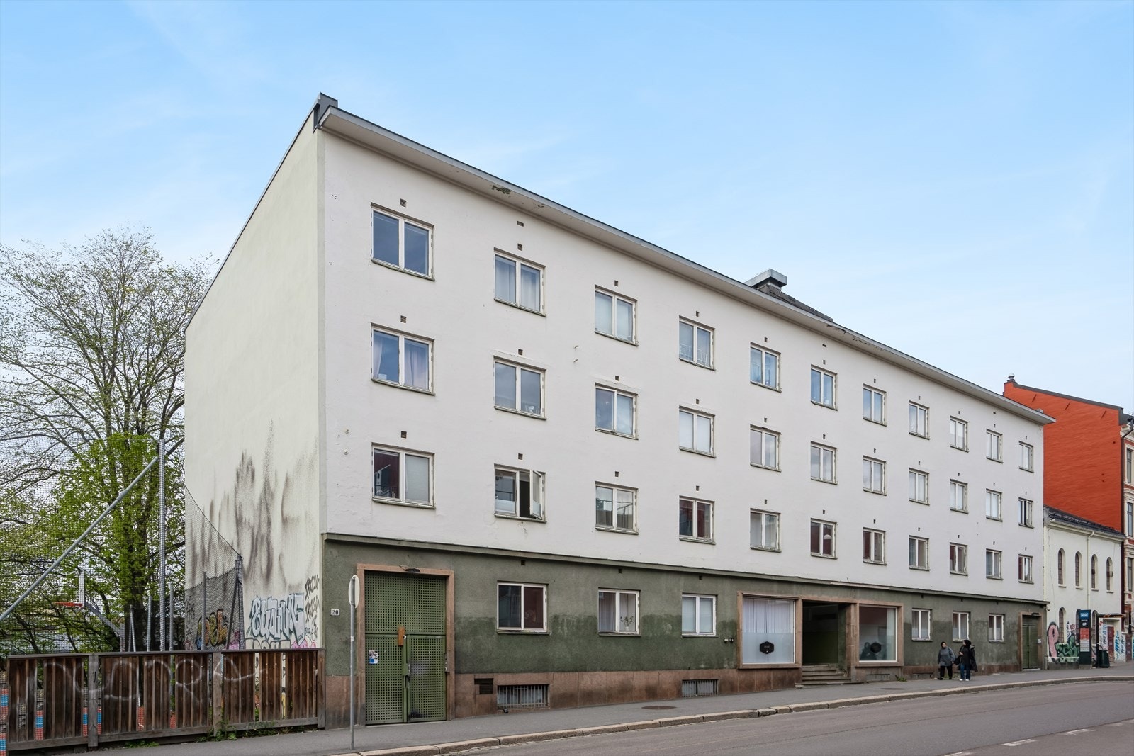 Boligen har en attraktiv beliggenhet på sjarmerende Vålerenga med flere hyggelige restauranter og kaféer og kort vei inn til sentrum. Galleribilde