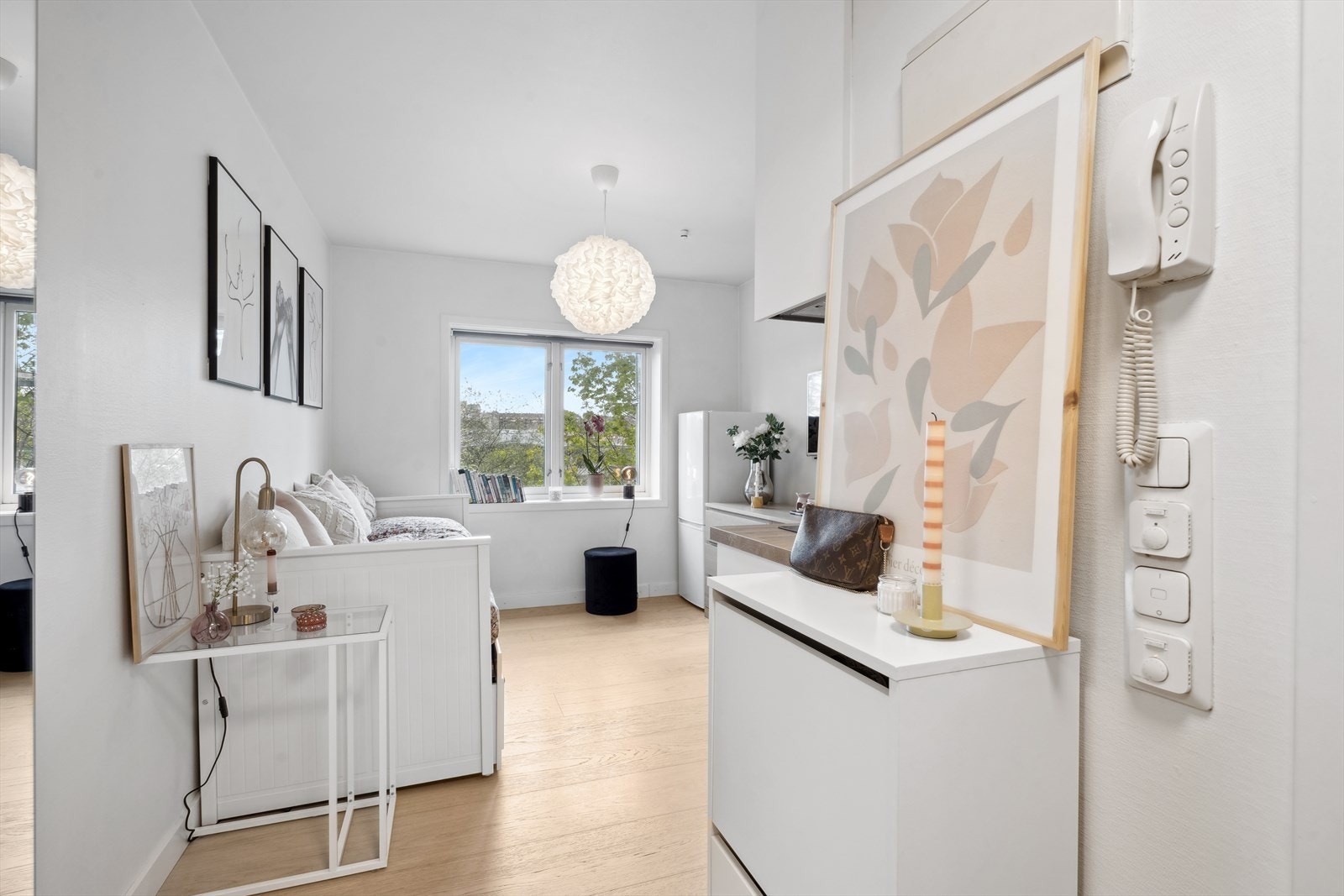 Velkommen inn i denne flotte leiligheten som passer perfekt for førstegangskjøpere, studenter og pendlere! Galleribilde