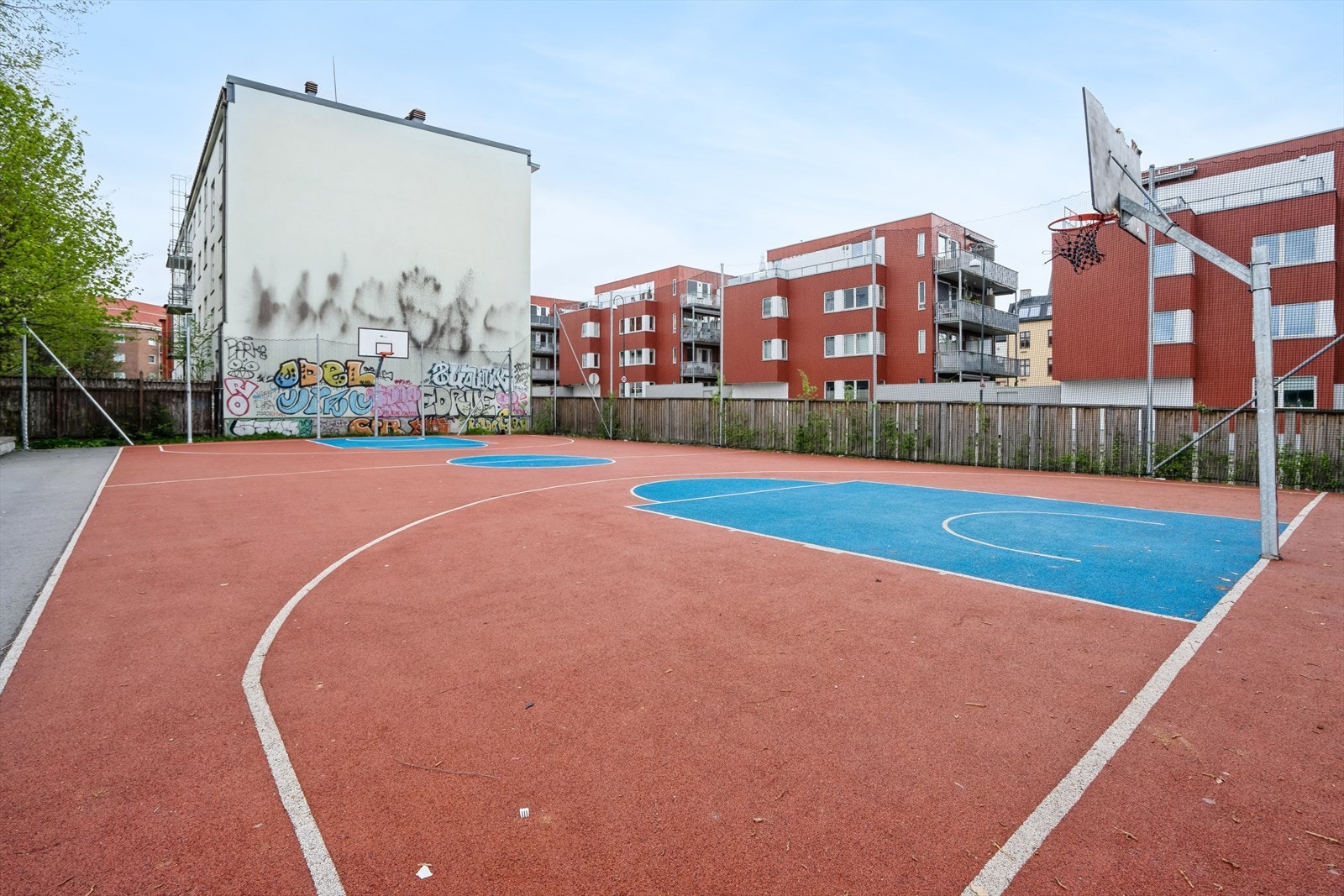 Basketballbane i nærområdet. Galleribilde