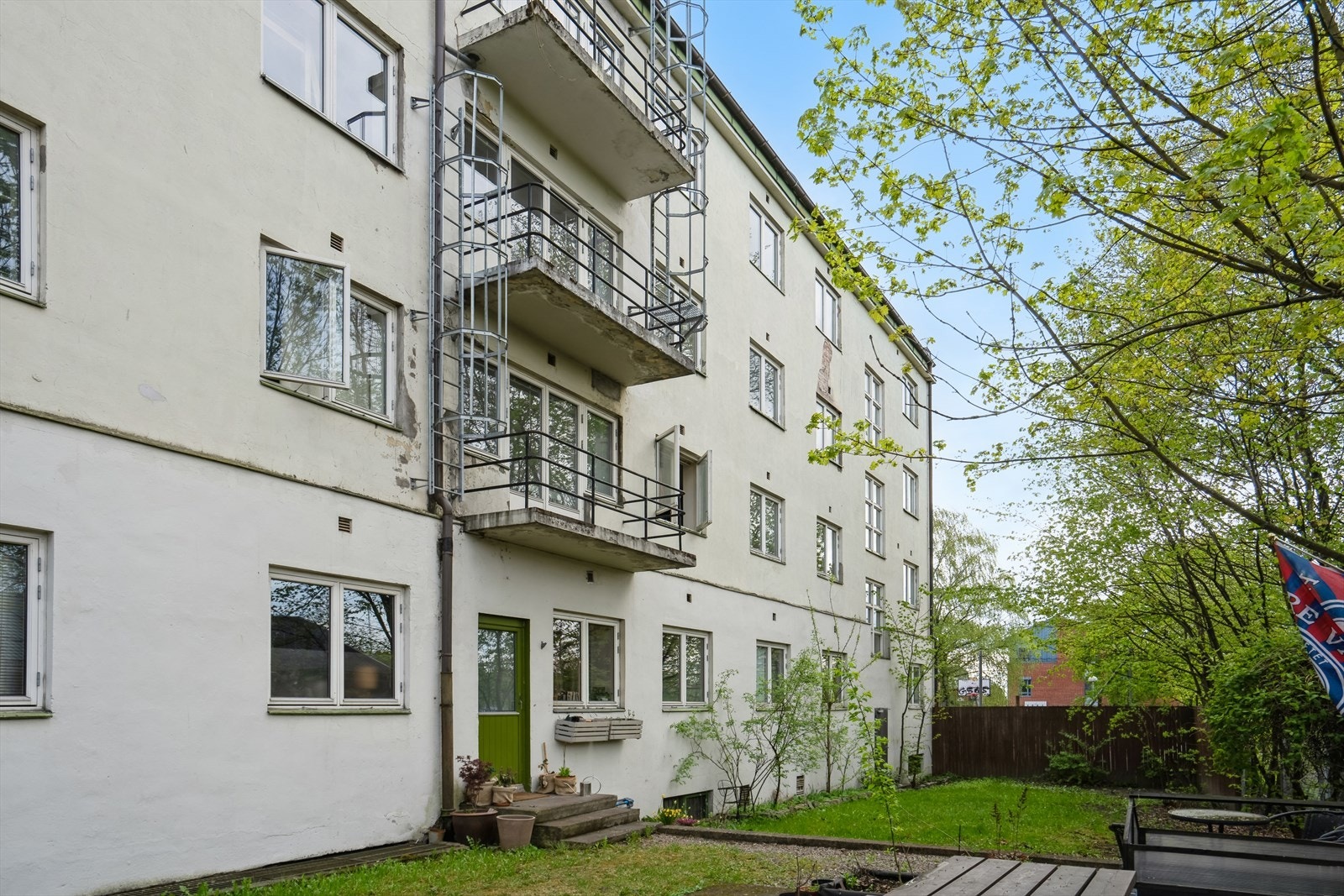 Hyggelig bakgård til bruk for beboerne, bakgården har sittegrupper samt sykkelparkering. Galleribilde