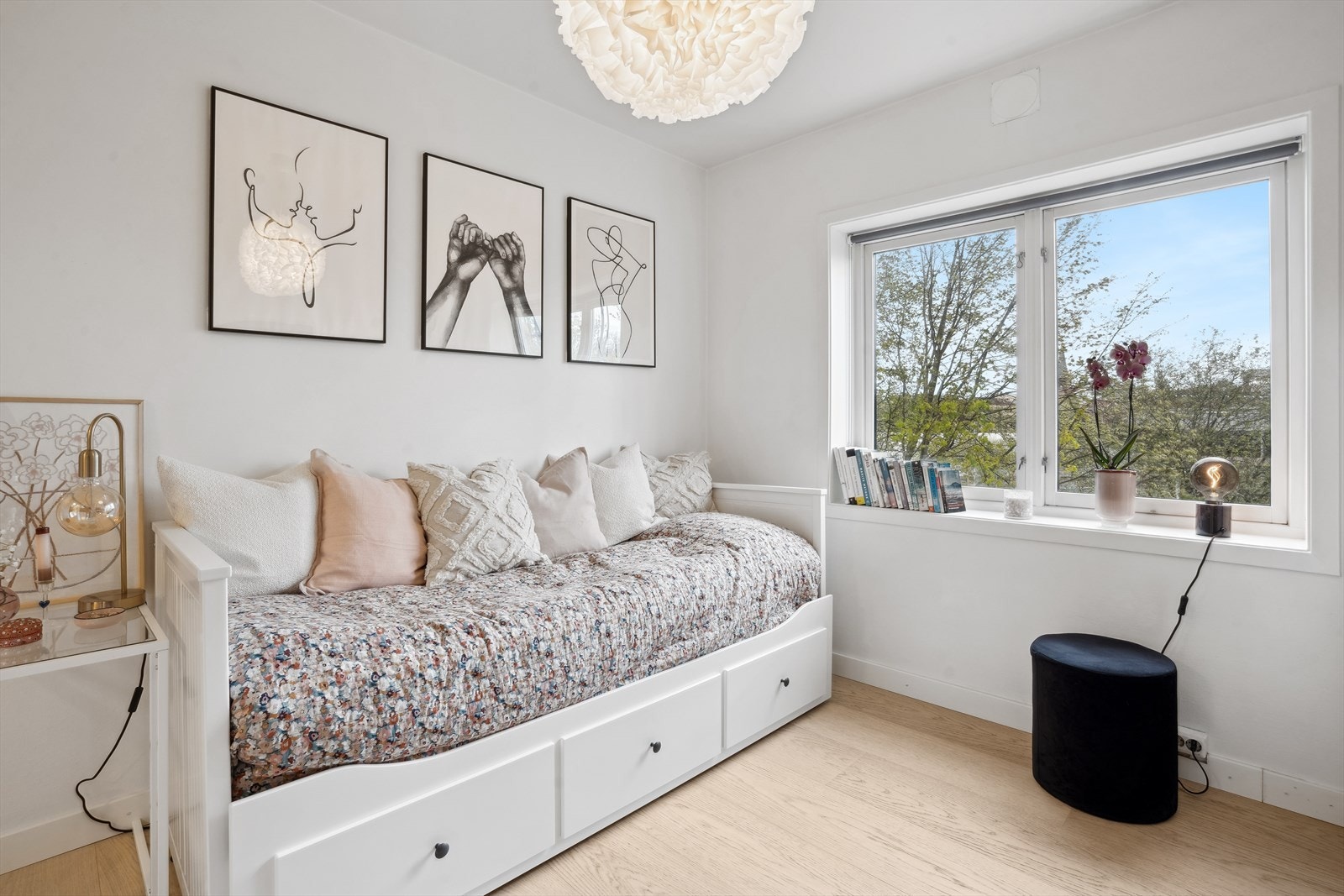 Det er god plass til sovesofa og annet ønsket møblement i stuen. Møbler kan gjerne medfølge ved kjøpet. Galleribilde