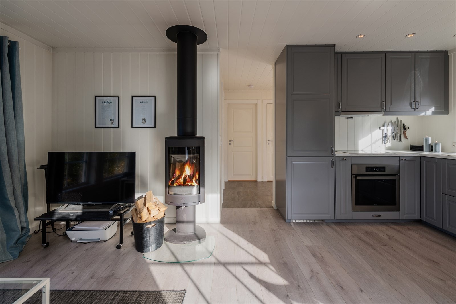 Kjøkken med åpen løsning til spisestue/stue Galleribilde