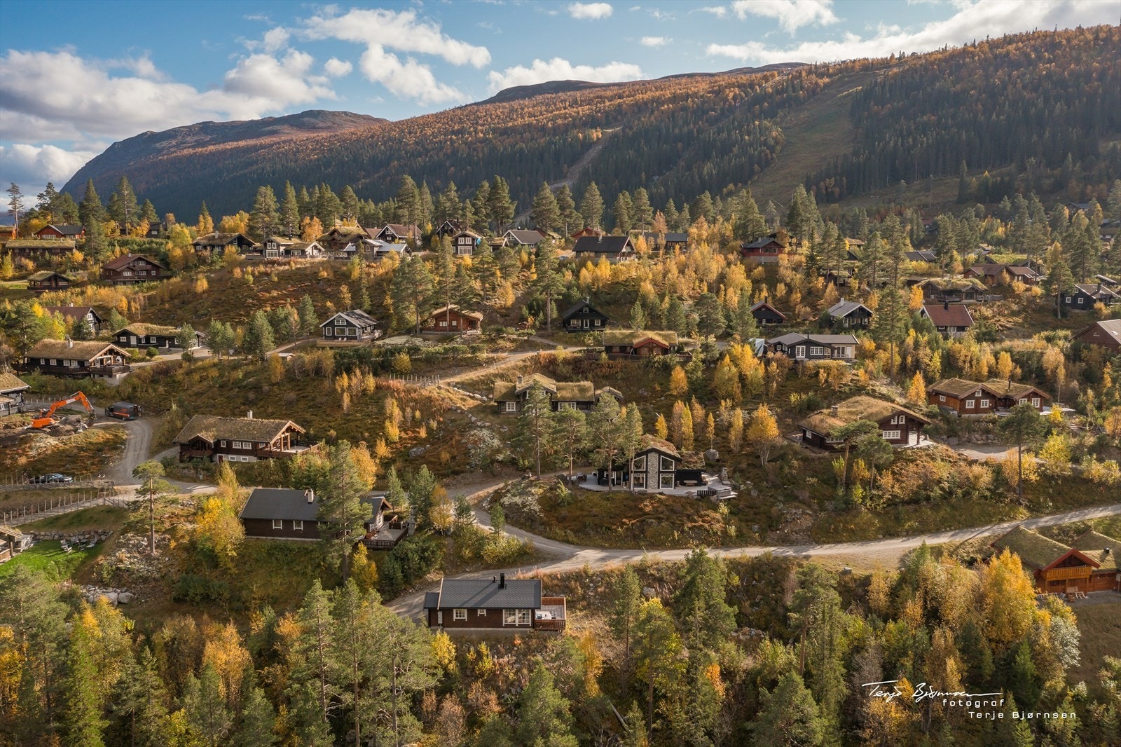 Hytta ligger ca. 500 m i luftlinje fra Lavvoen i Uvdal skisenter Galleribilde
