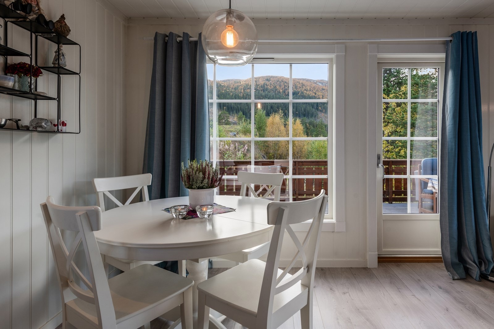 Fra spisestue/stue har man utgang til ca. 16 kvm terrasse Galleribilde