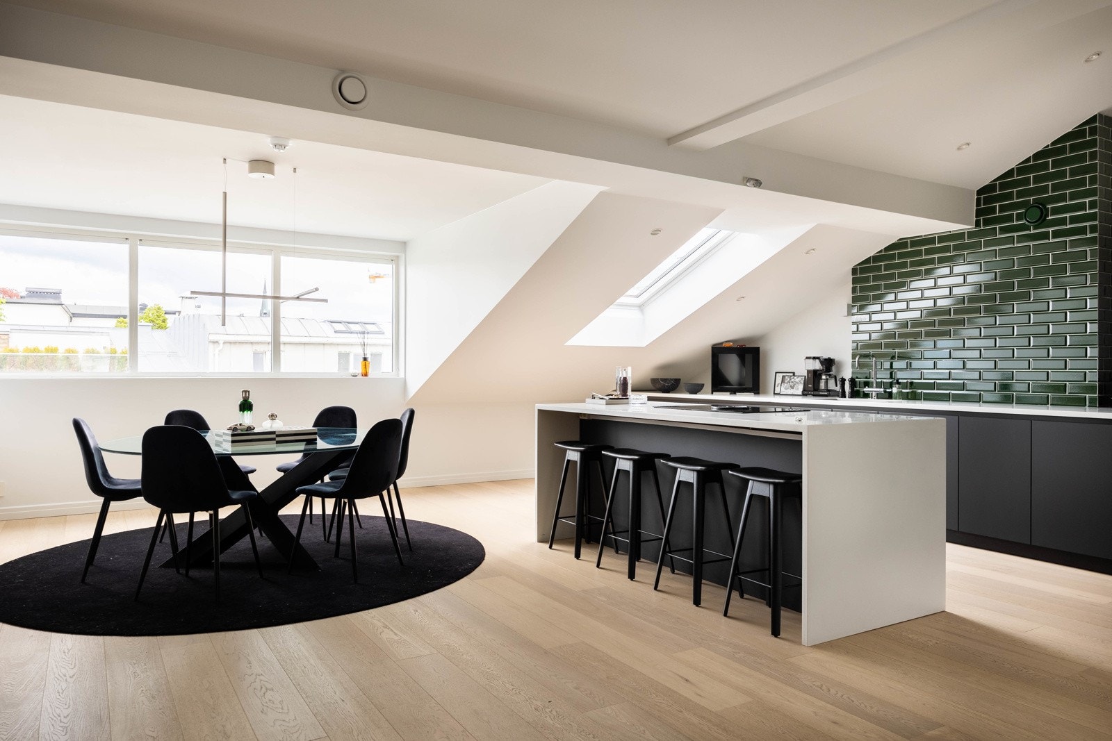 Leilighetens sosiale sone har en sentral plassering i hjertet av hjemmet og inkluderer stue, spisestue og kjøkken. Galleribilde