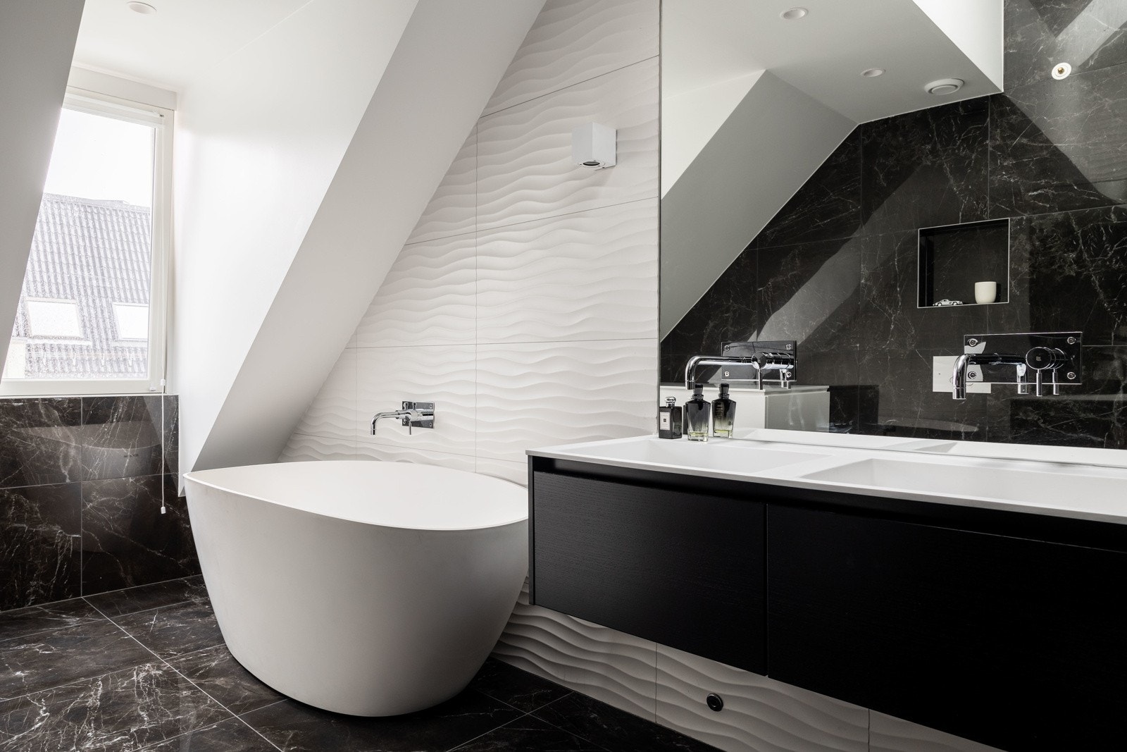 Lekre fliser med ulike mønstre, kombinert med topp moderne baderomsmøbler skaper til sammen to nydelige baderom med "det lille ekstra". Galleribilde