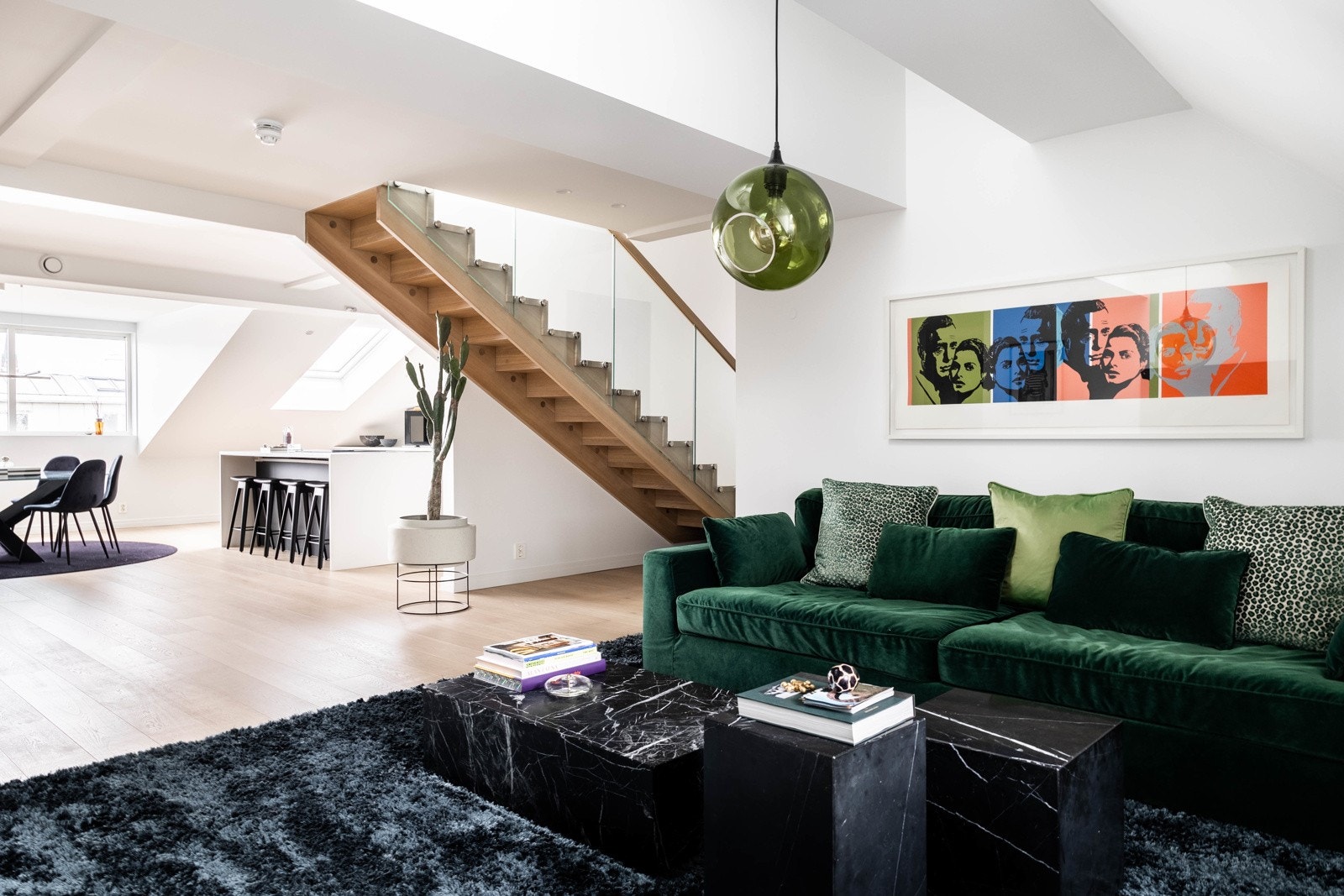 Legg merke til den gode takhøyden i stuen. Galleribilde