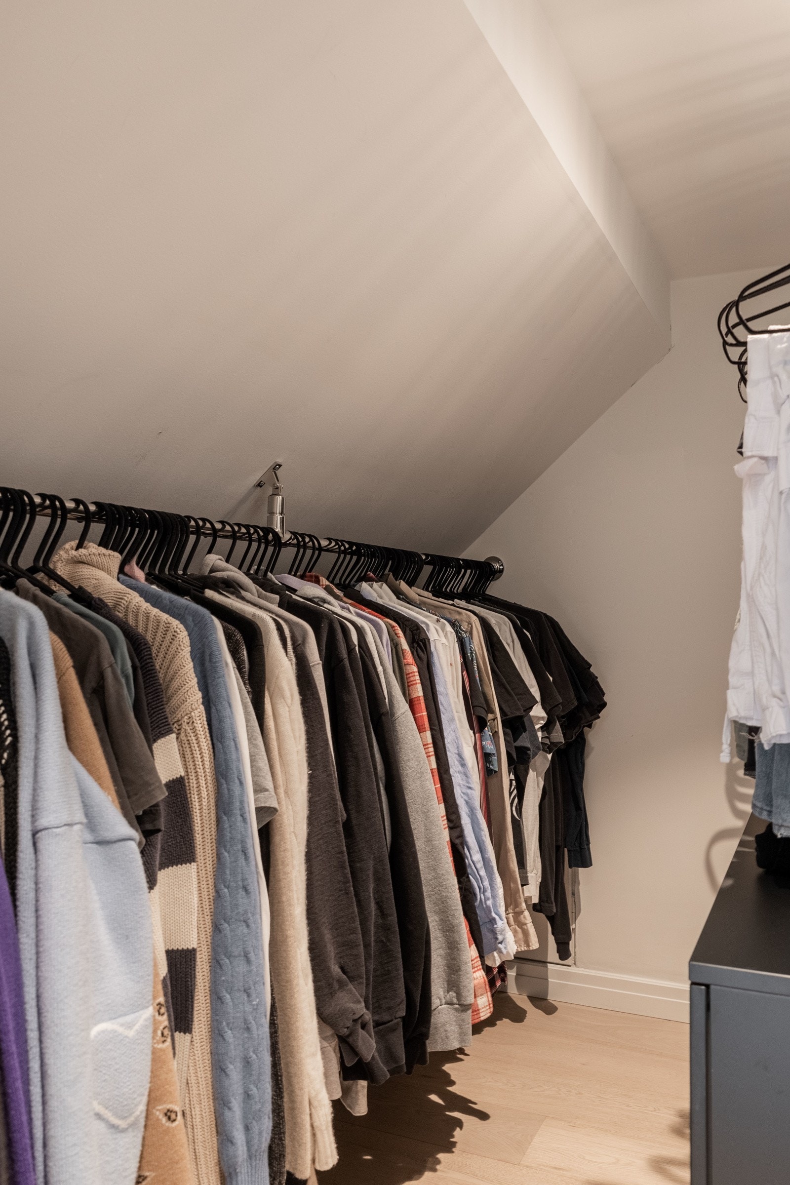 Walk-in closet i tilknytning til soverom på hemsen. Galleribilde