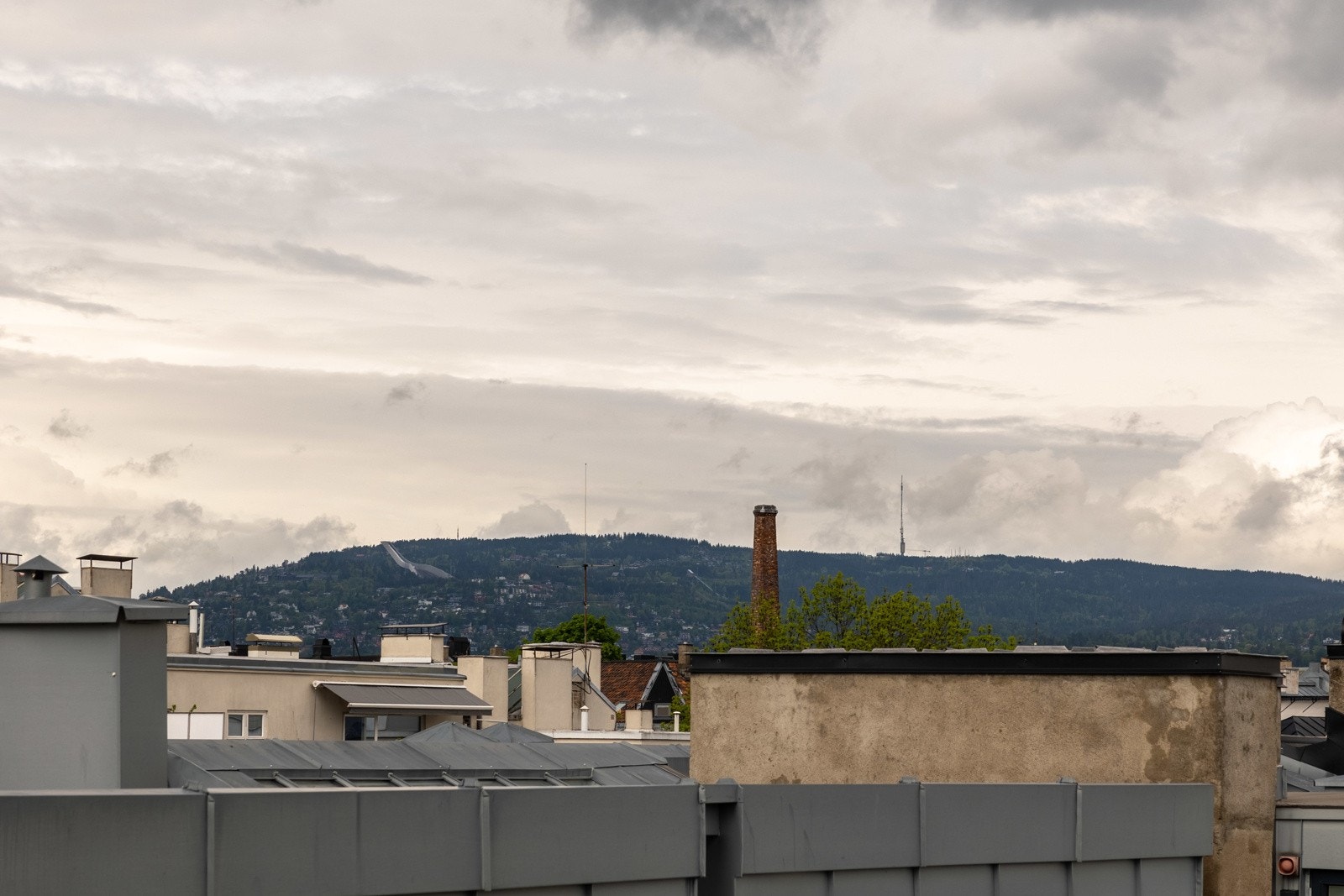 Takterrassen er et fantastisk sted å tilbringe tid i sommerhalvåret, hvor du får gleden av gode solforhold så vel som hyggelig utsyn. Galleribilde