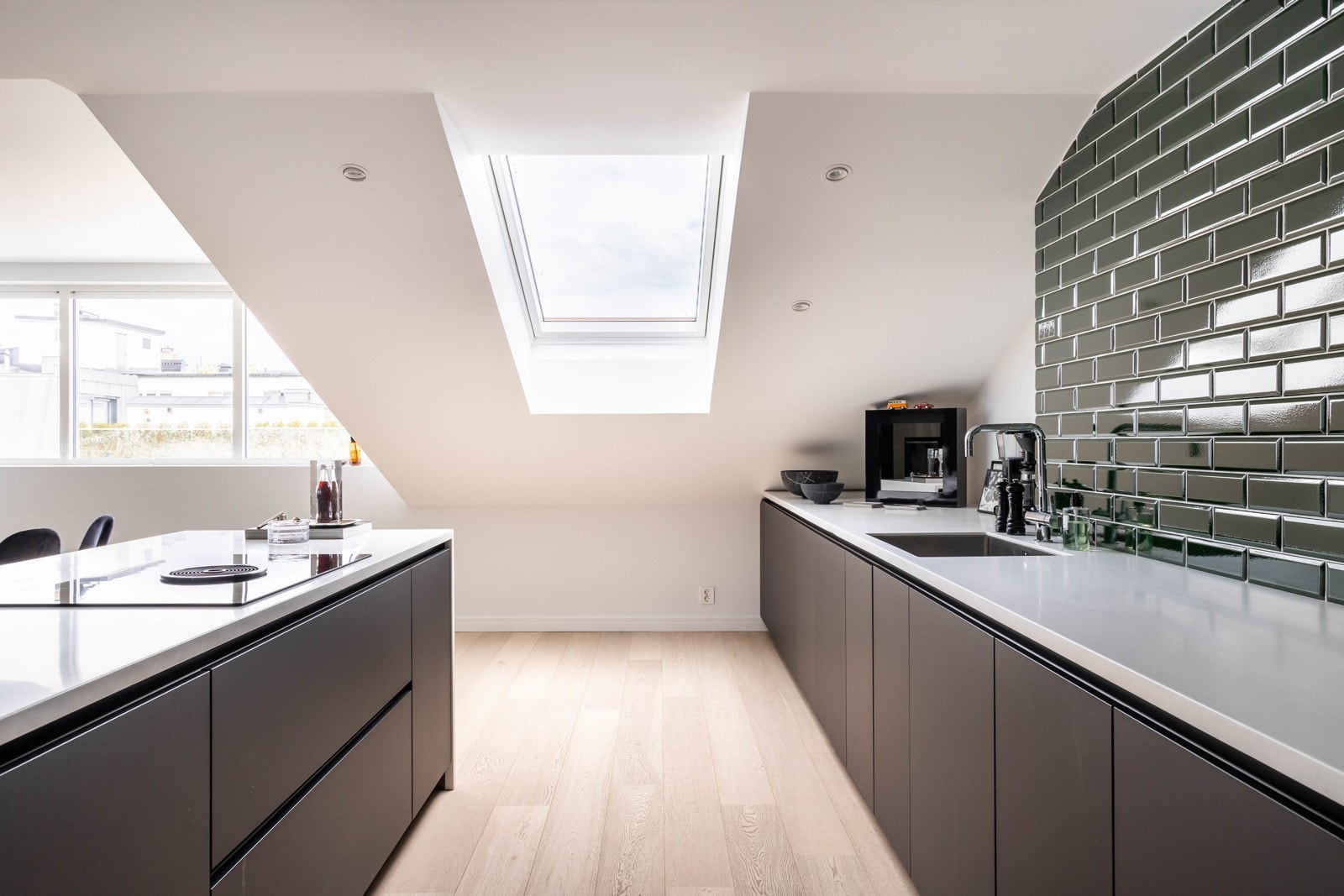 De integrerte hvitevarene sørger for et helhetlig og sømløst uttrykk, og sonen har en svært behagelig atmosfære med gode lysforhold og romslig areal. Galleribilde