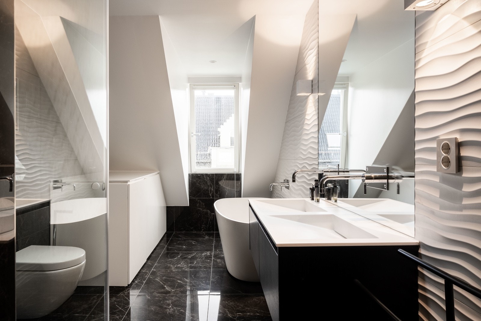 Leiligheten inkluderer to baderom som er praktisk utstyrt med alt av fasiliteter. Galleribilde