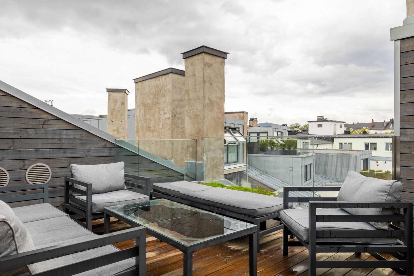 Fra hemsen er det utgang til boligens flotte takterrasse som måler ca. 14 kvm. Galleribilde