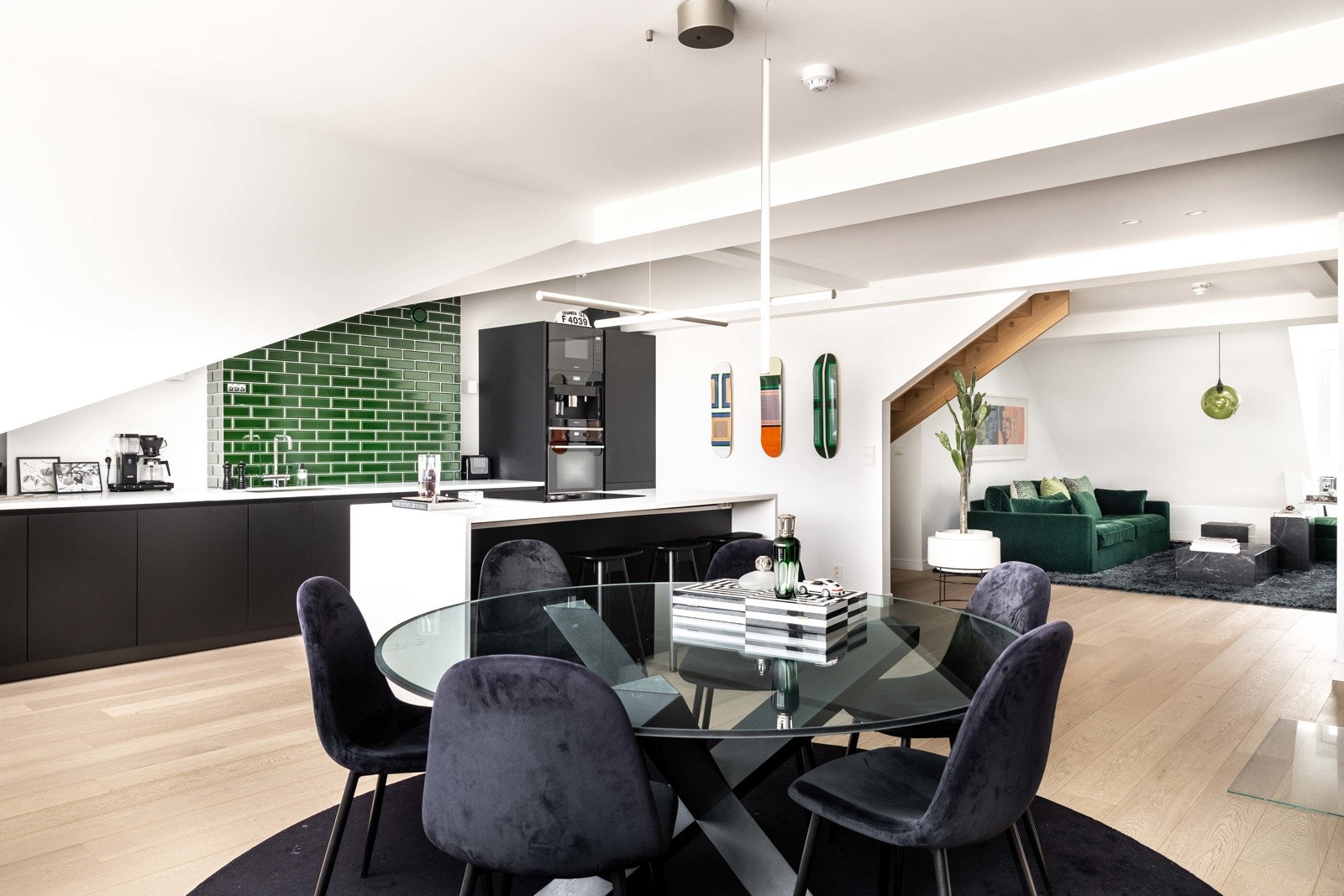 Gulvet er belagt én- stavs parkett, og veggene er pent malt i lyse fargetoner. Hjemmet er også særdeles gode lysforhold fra flotte takvinduer. Galleribilde