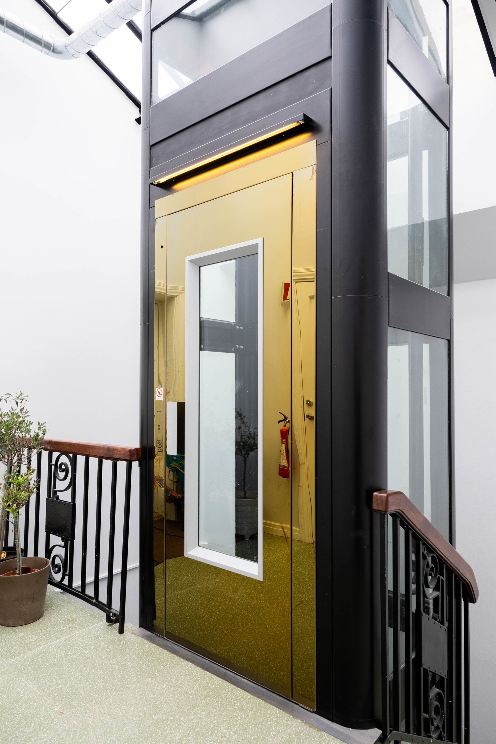 Det er heis i bygget. Galleribilde