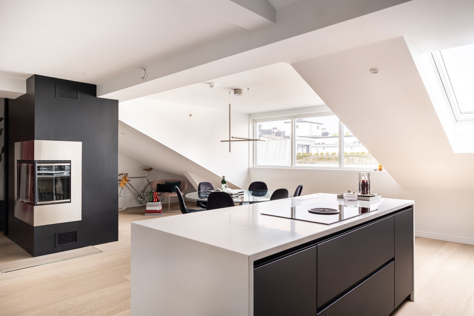 Det romslige arealet gir godt med plass for møblering, og atmosfæren er luftig og lys. Galleribilde