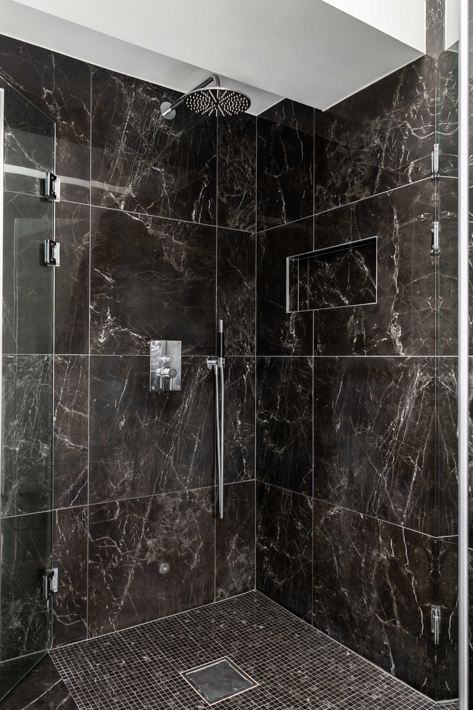 Badene er innredet med servant med underskap, toalett, regndusj og badekar. Galleribilde