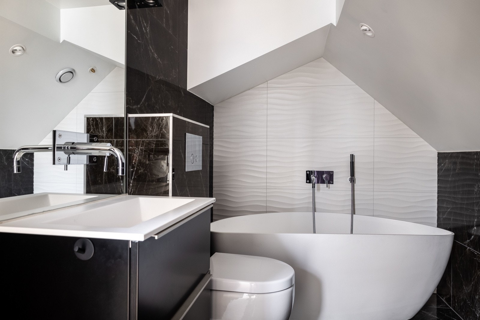 Lekkert bad i tilknytning til soverom på hemsen. Galleribilde