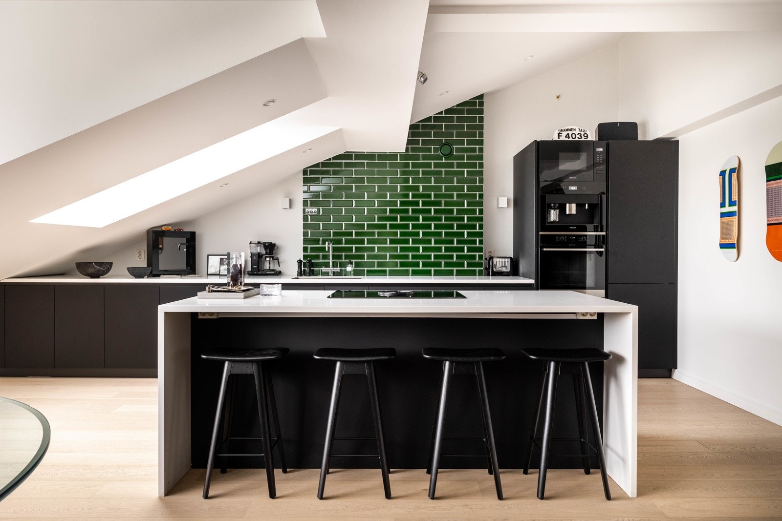 Kjøkkeninnredningen er omfangsrikt utformet med rikelig av oppbevaringsplass, og de gode benkeflatene gir mye rom for kokkelering. Et særdeles flott kjøkken du kan fryde deg over. Galleribilde