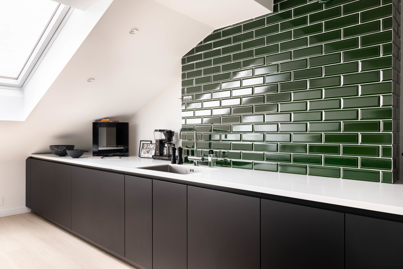 Kjøkkenet er helhetlig utformet med nydelig Schmidt kjøkkeninnredning ikledd mørke og lyse fargetoner. Galleribilde