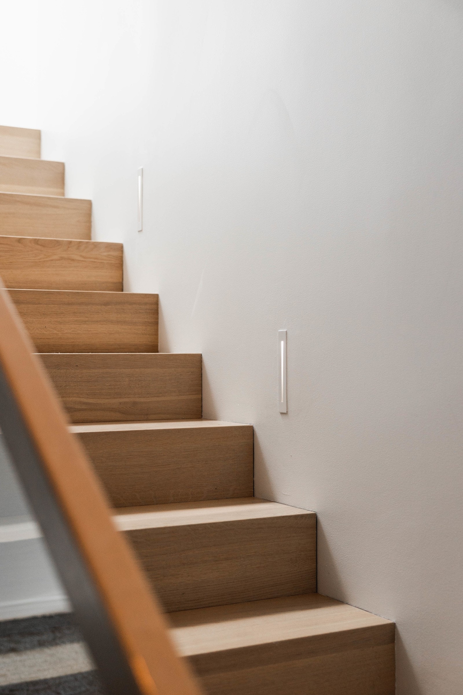 Elegant tretrapp i heltre eik knytter sammen de to planene. Legg merke til LED-lysene i veggen. Galleribilde
