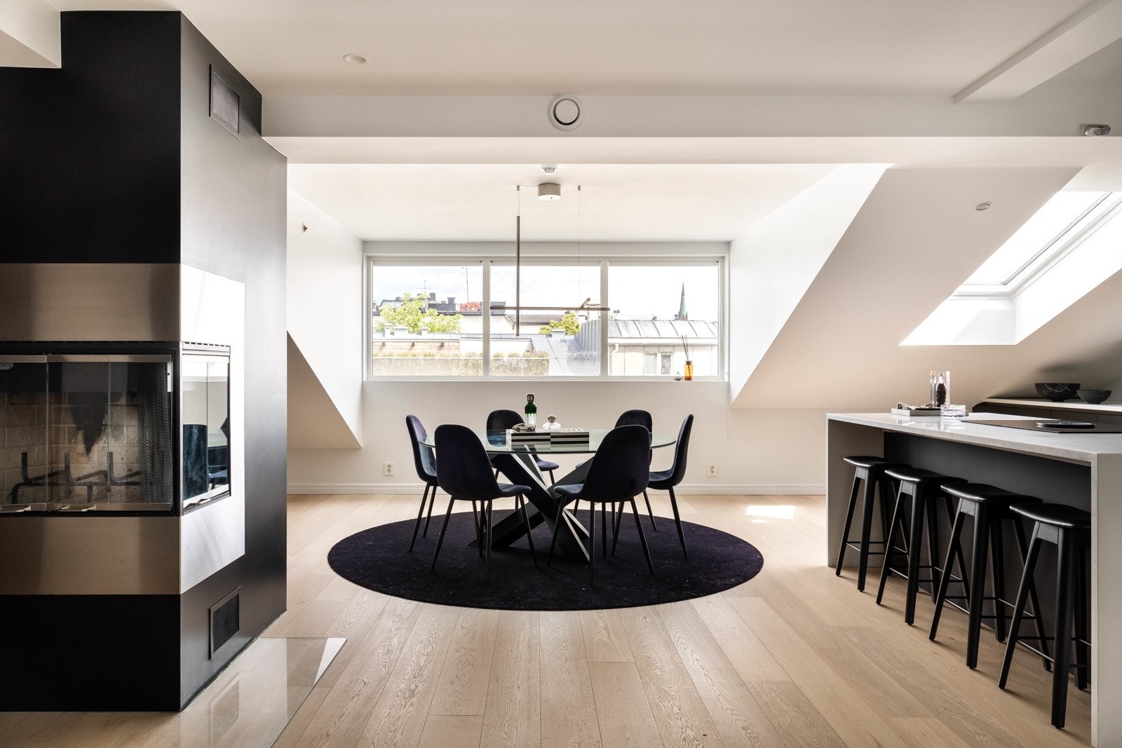 Et flott rom med stor takhøyde og dekorativ innredning, hvor du enkelt kan se at ingenting er overlatt tilfeldighetene. Galleribilde