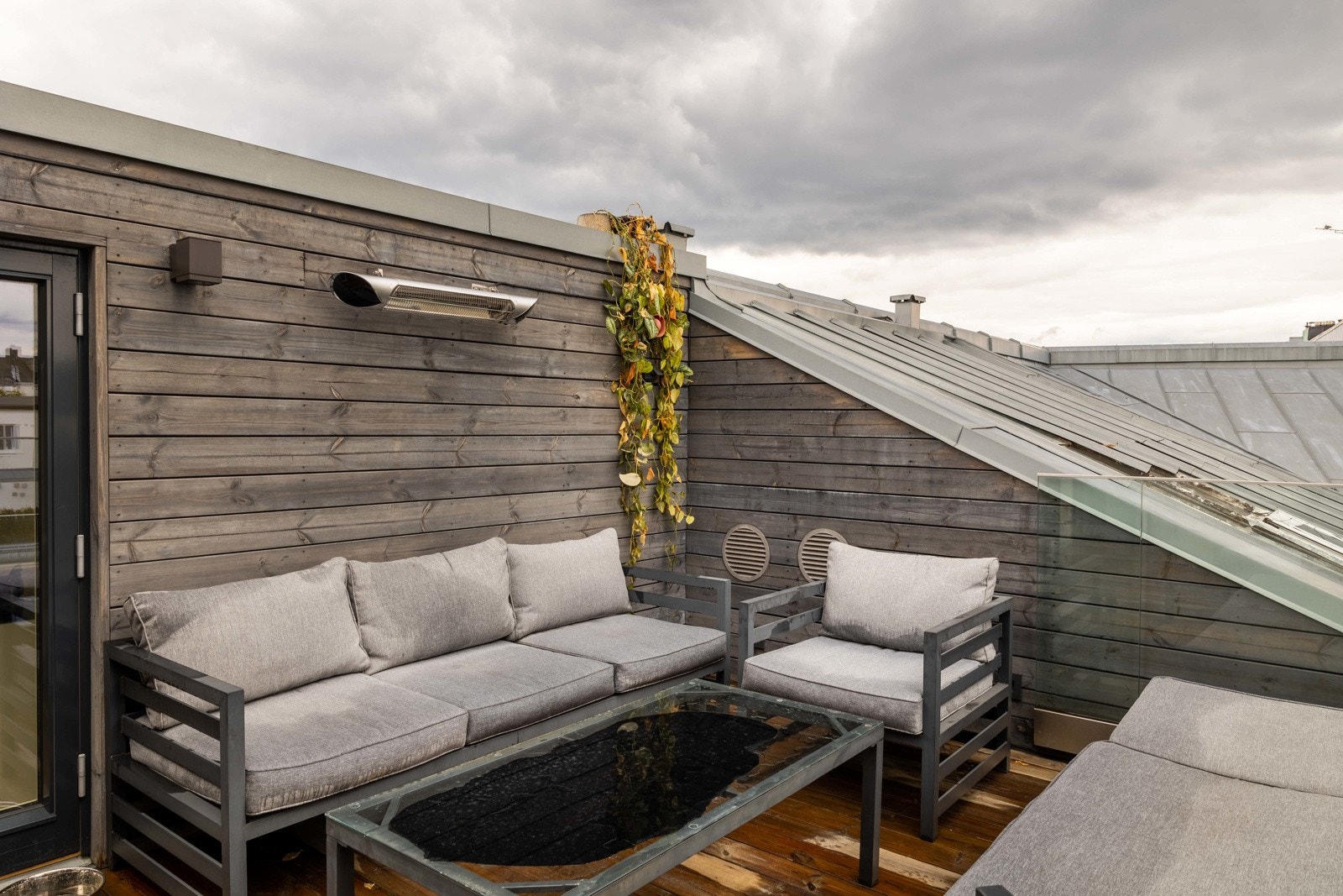 Her er det god plass til utemøbler, og uterommet har en avslappende og skjermet atmosfære. Galleribilde