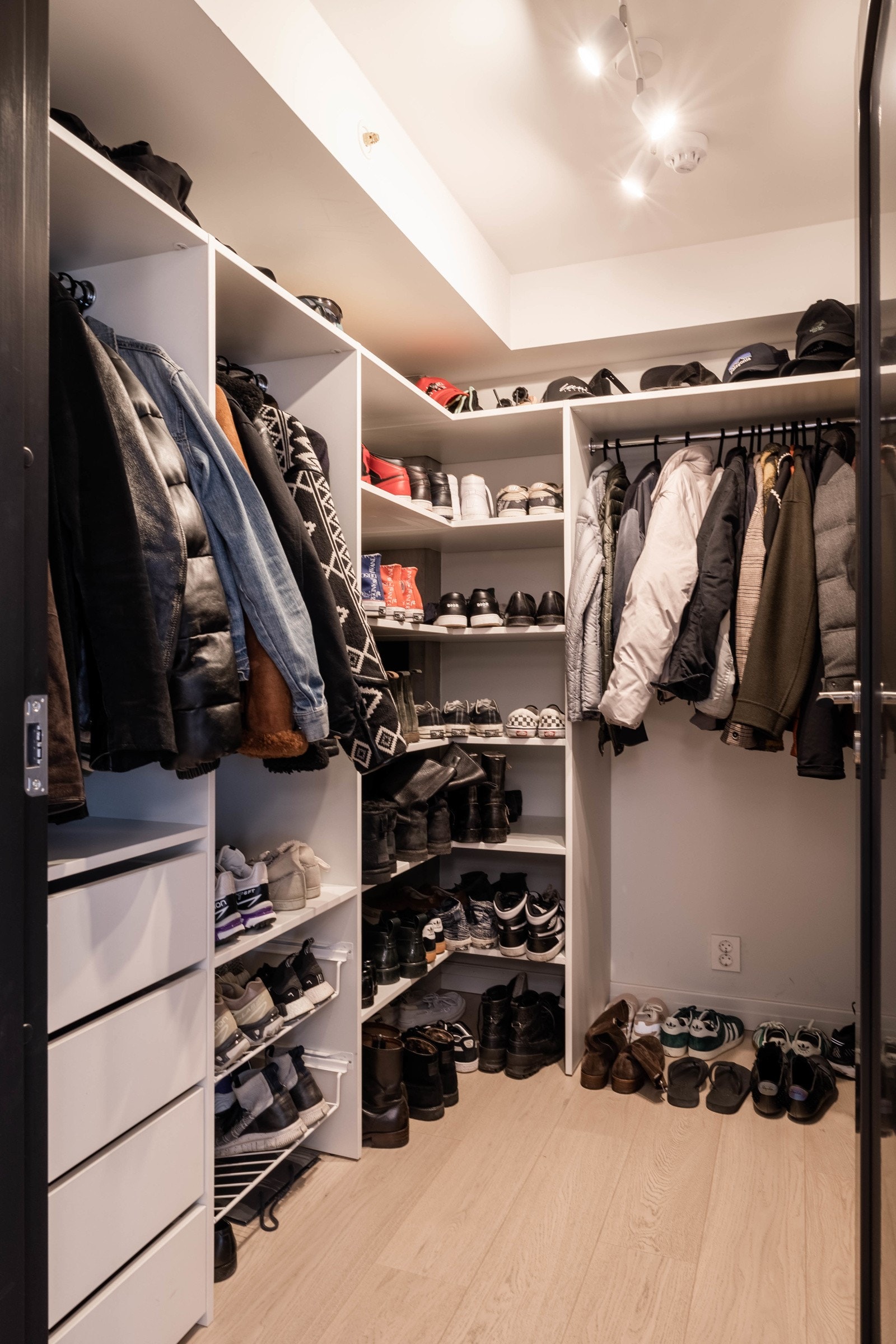 Garderobe ved entréen. Galleribilde