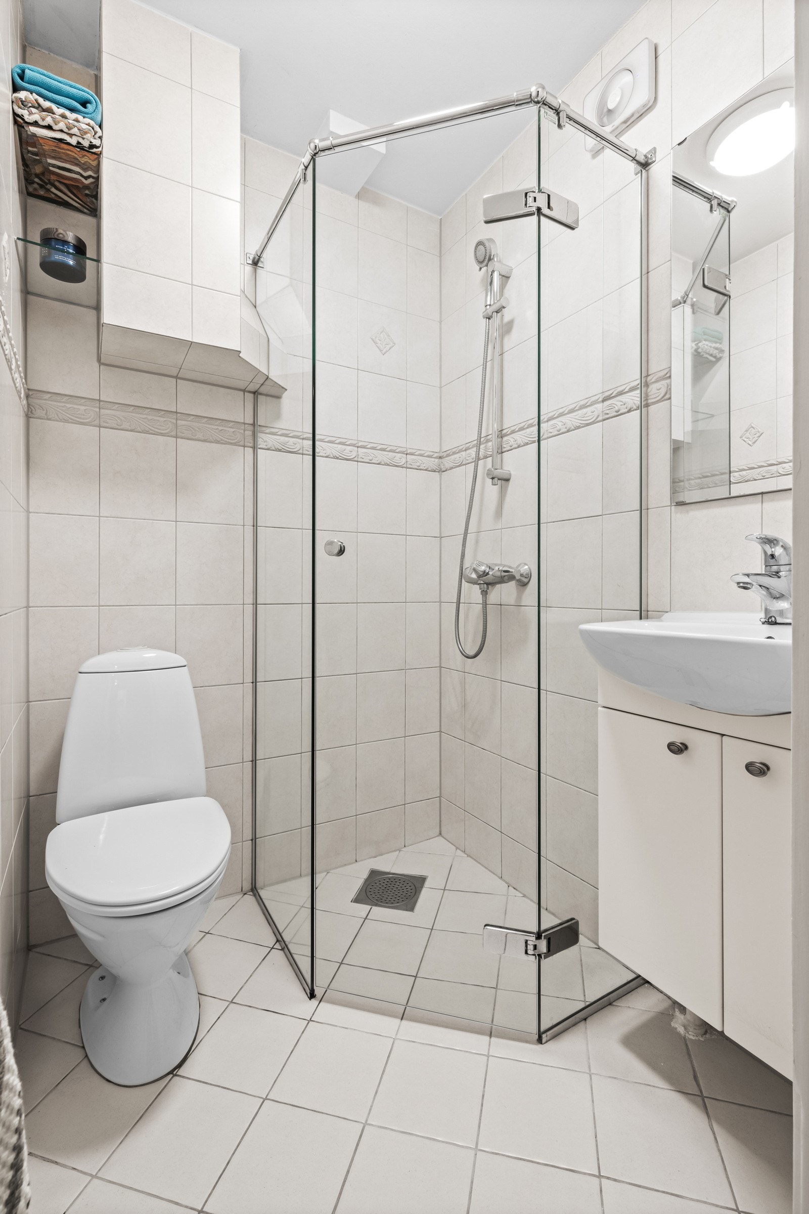 Delikat flislagt bad med gulvvarme. Galleribilde