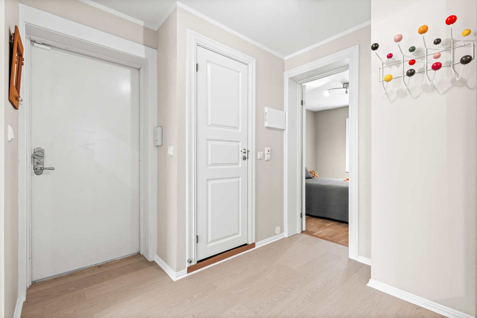 Det er varme på gulvet i entré og bra med palss til skohylle og yttertøy. Galleribilde