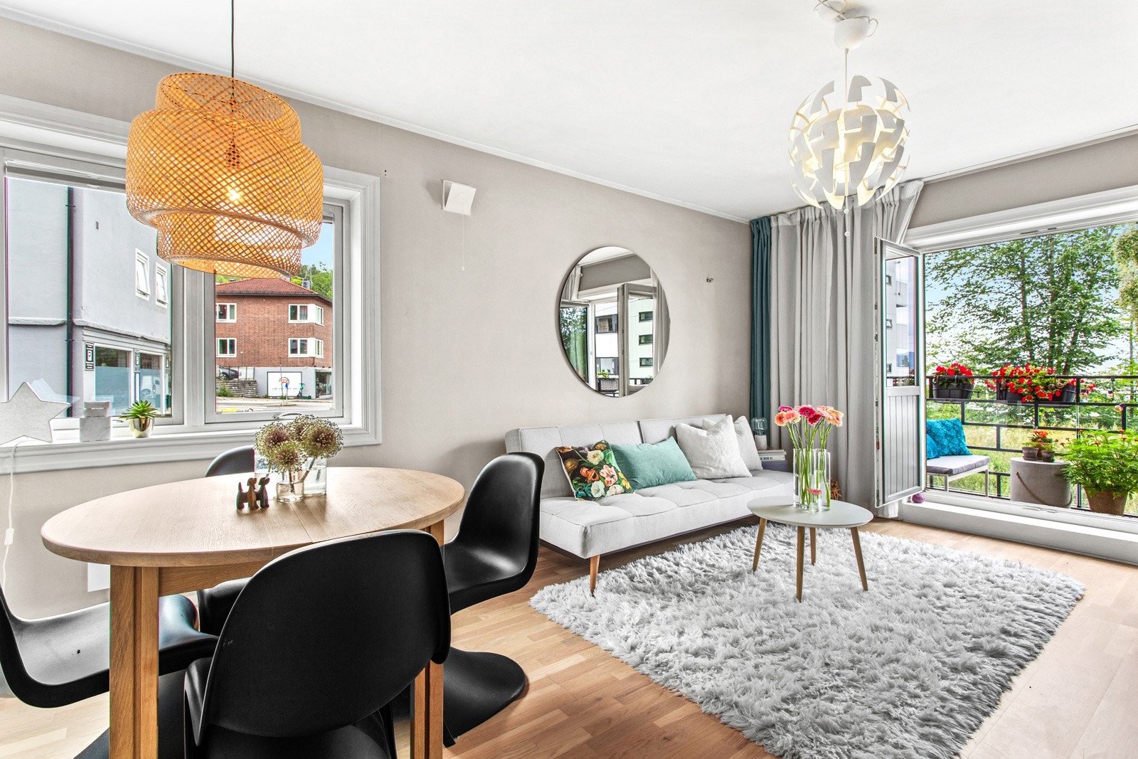 Stuen er plassert i hjørnet av bygget slik at det er vinduer på to sider. Galleribilde