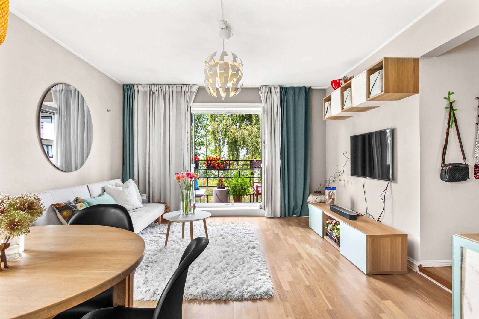 Lys og luftig stue med doble dører med tilgang til nyere balkong fra 2021. Galleribilde