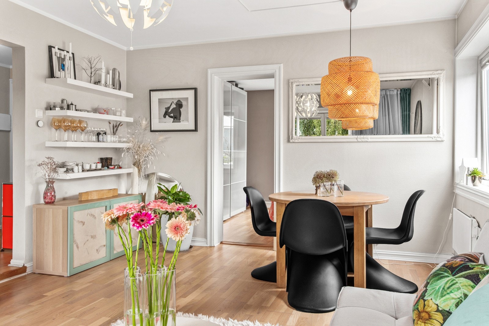 Ved spisebordet er det god plass til vitrineskap. Galleribilde