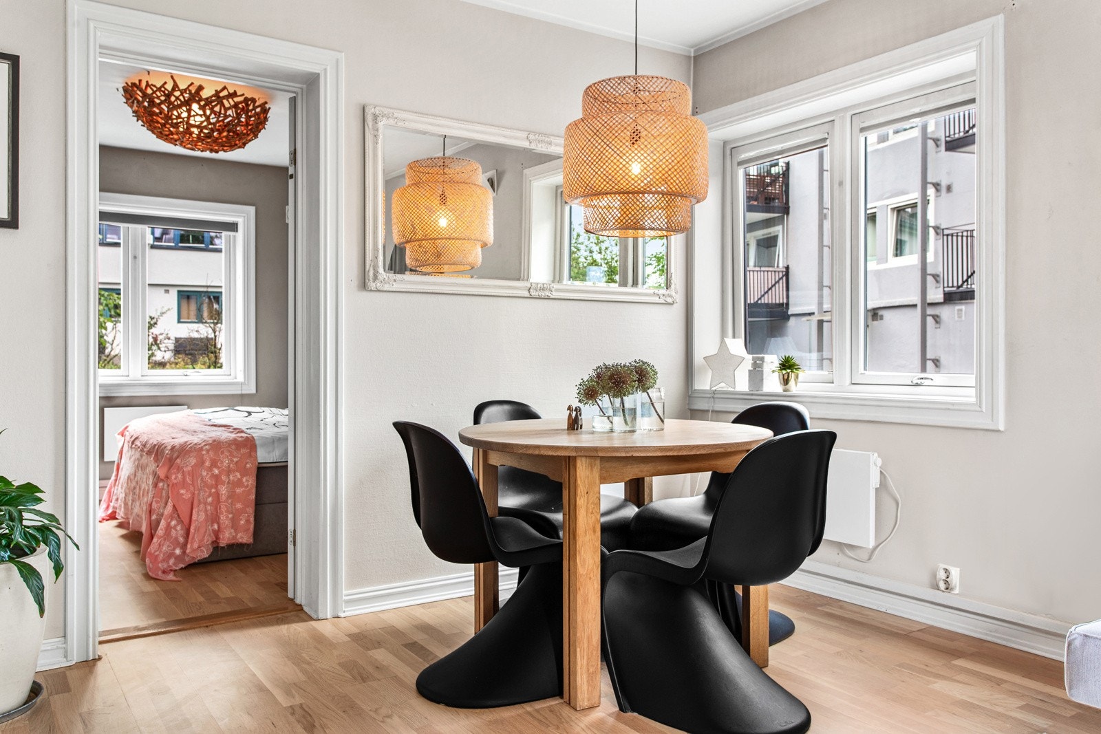 Det er god plass til spisebord i stuen. Dette gir ekstra med sitteplasser ved besøk. Galleribilde