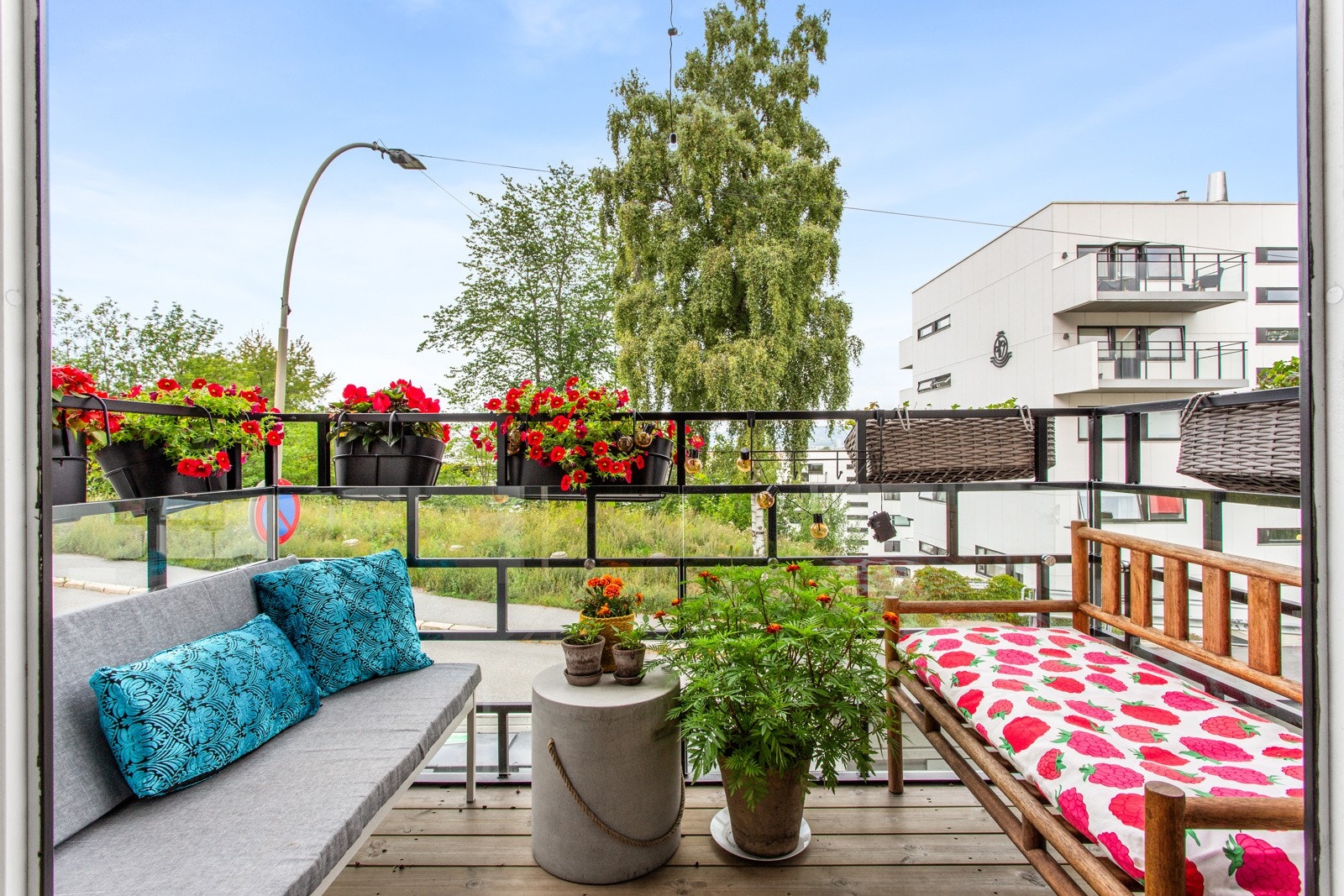 Sommerbilde av herlig balkong med gode solforlhold dag og kveld. Galleribilde