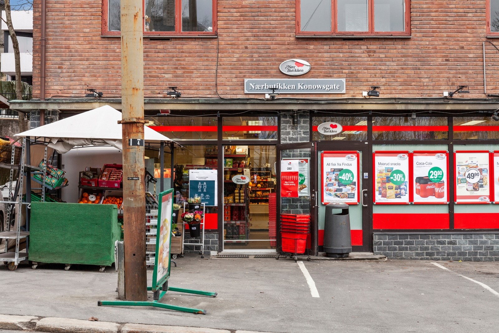 Søndagsåpent nærbutikk med to minutters gange fra boligen. Galleribilde