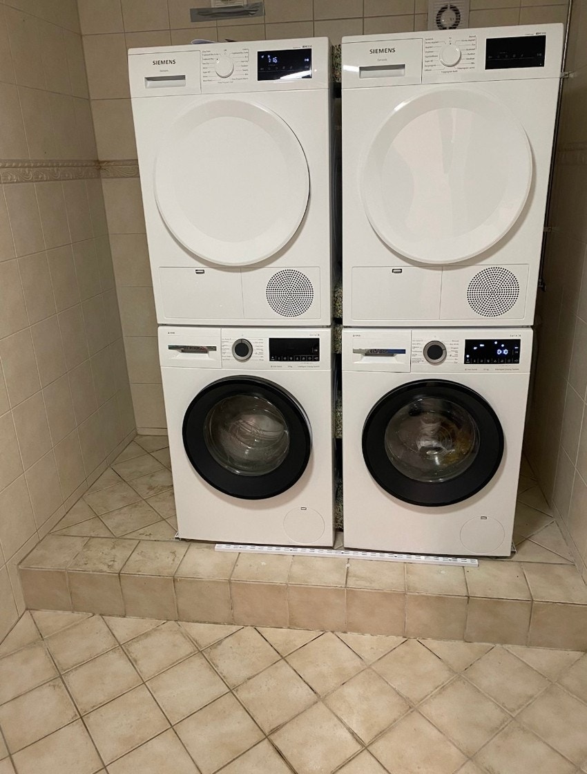 Nye vaskemaskiner og tørketromler i fellesvaskeriet. Galleribilde