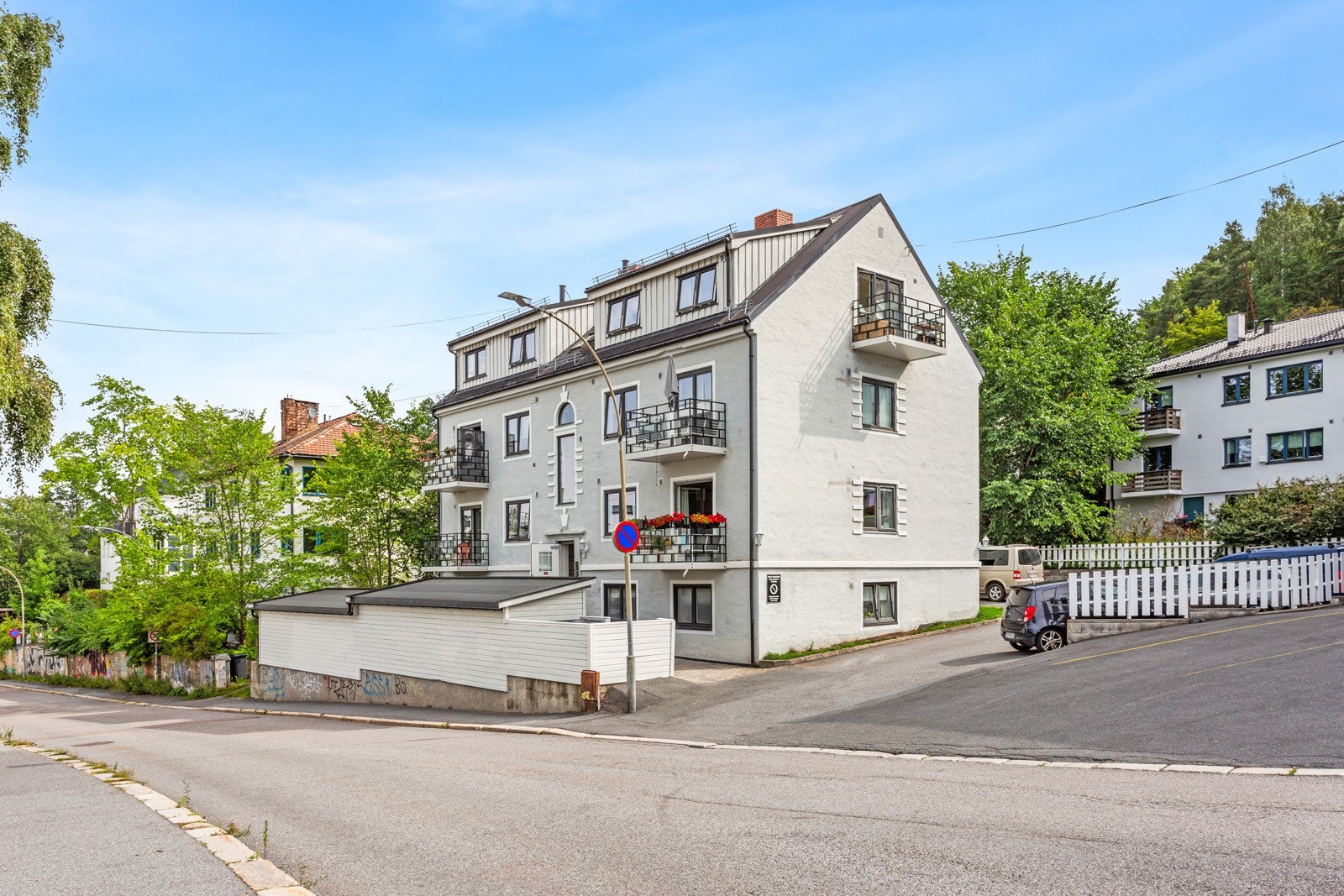 Representativ fasade. Balkong fra 2021. Galleribilde