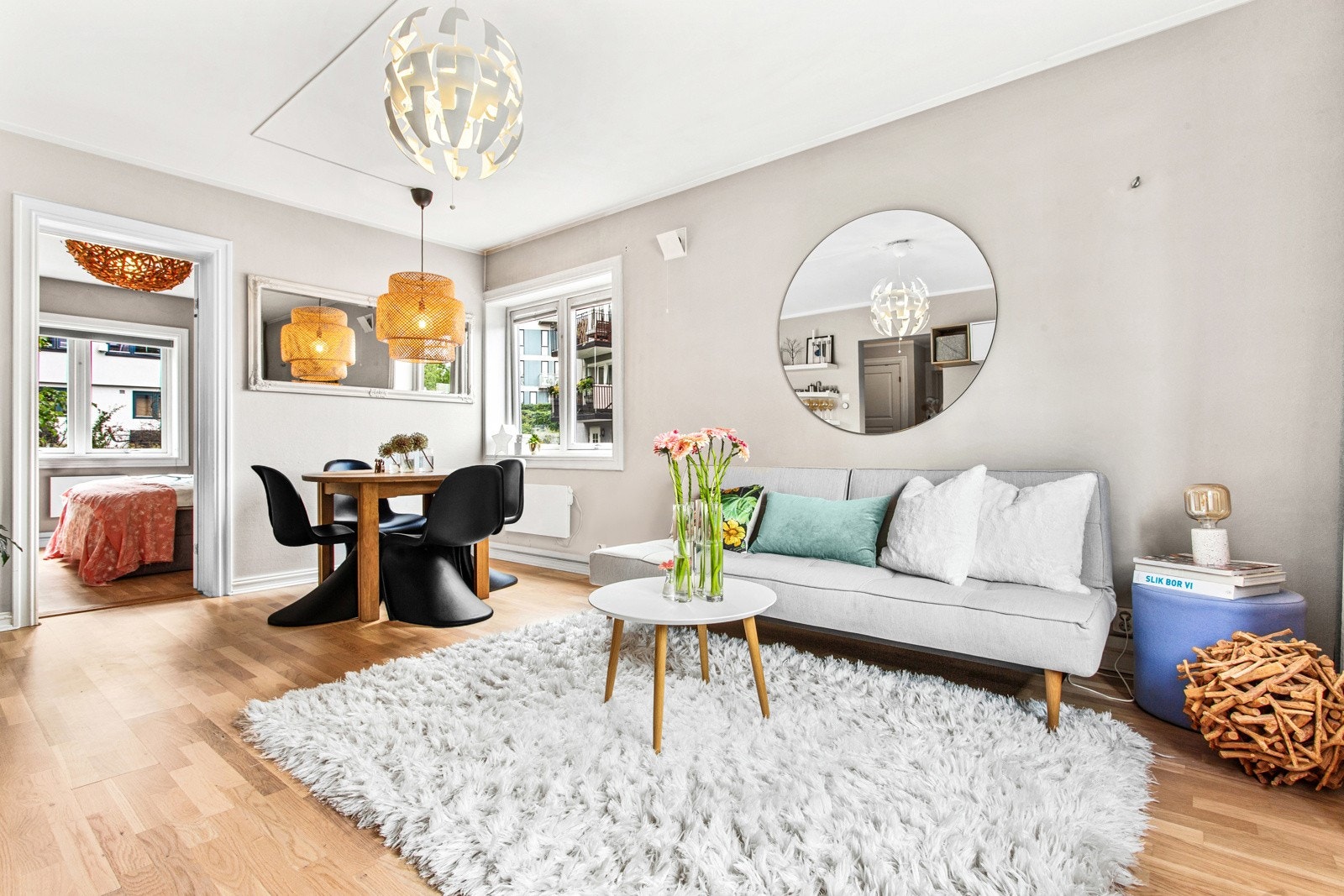 Alle vinduer har spesialtilpasset stilrene persienner fra Kjells Markiser. Galleribilde