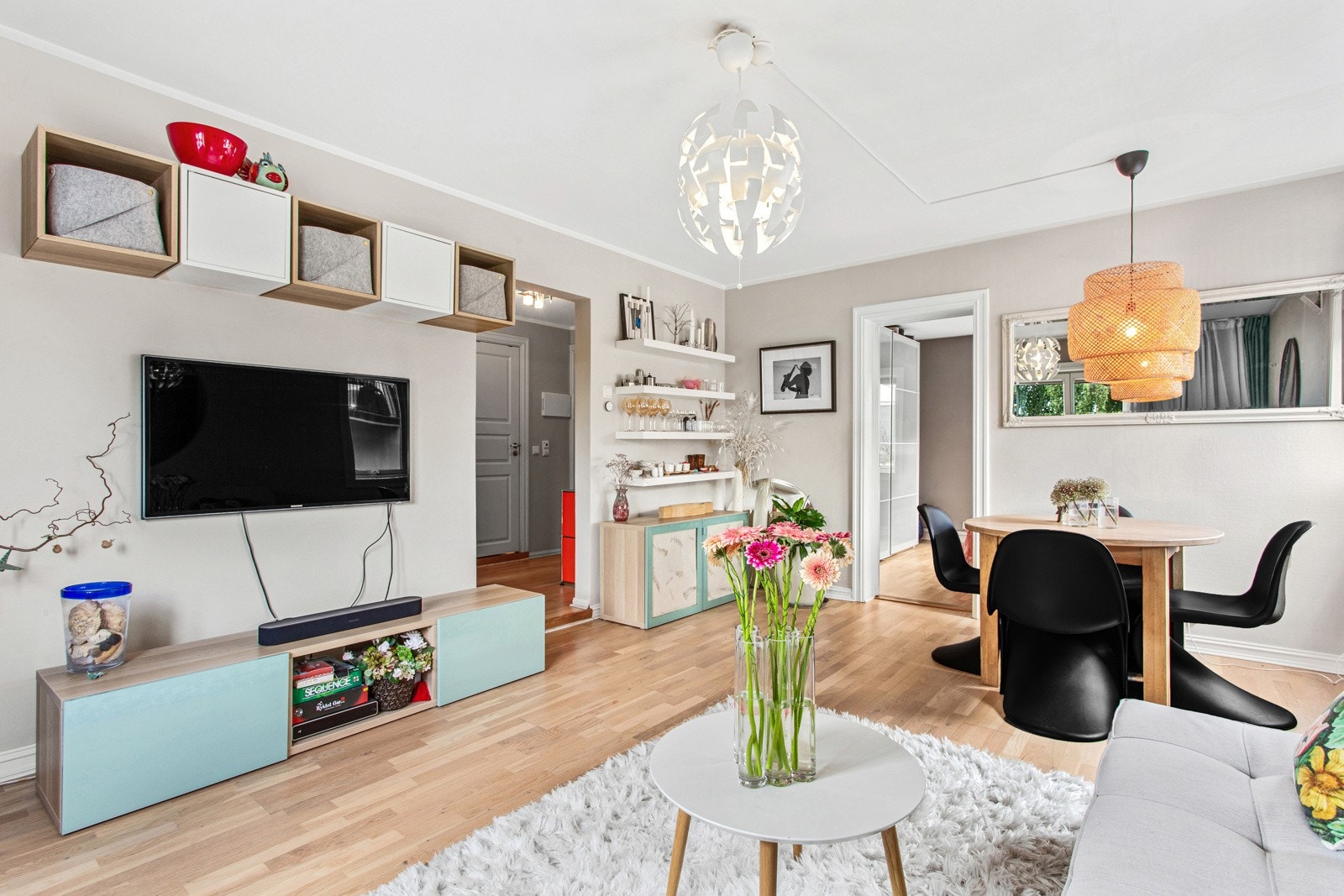 Stuen er enkel å møblere, og det er god plass til sofa, spisebord og TV-møblement. Galleribilde