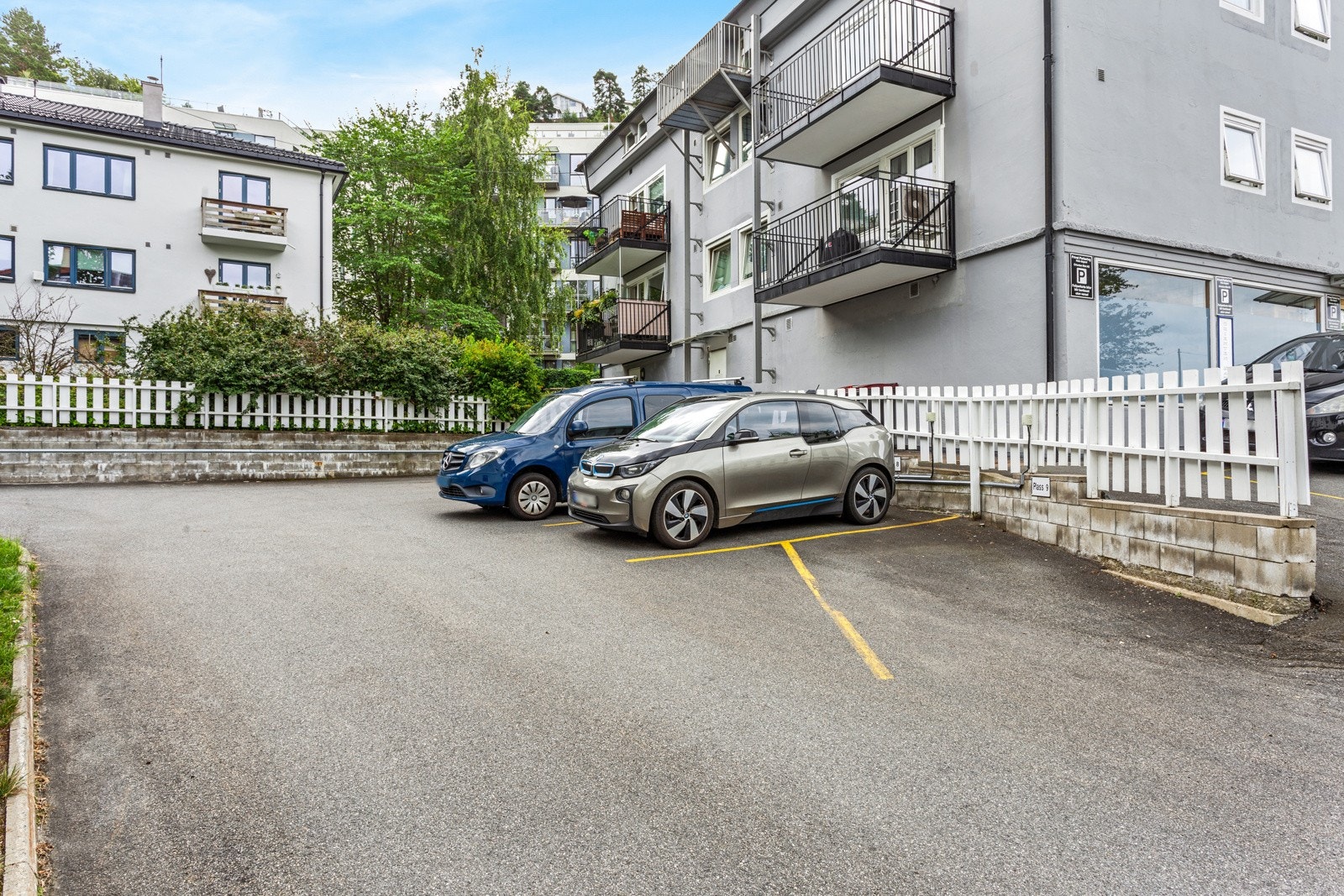 Parkeringsplass etter ansiennitetsprinsippet på borettslagets tomt. Galleribilde