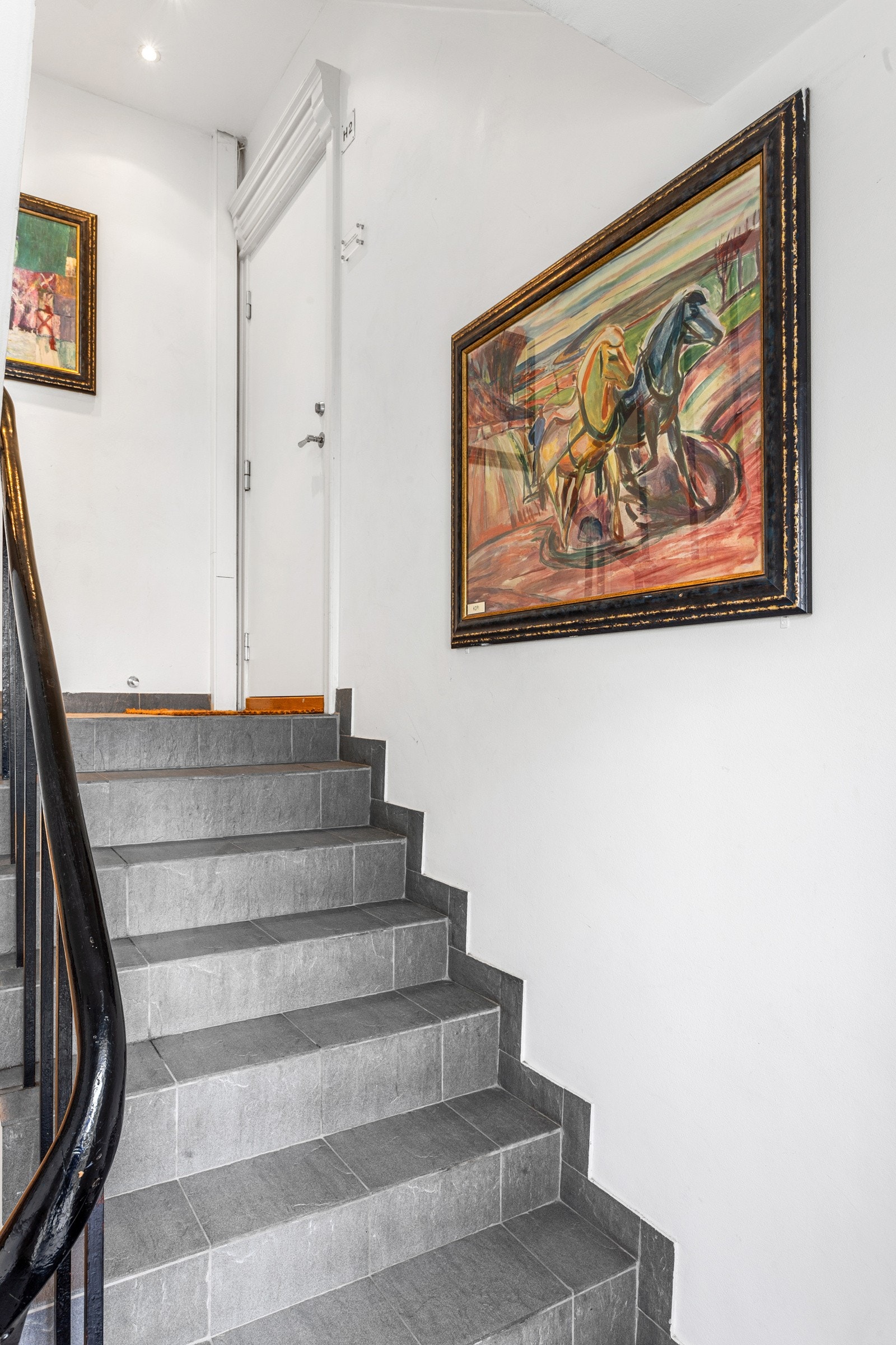 Adkomst til boligen fra dekorativ trappeoppgang med downlights. Galleribilde