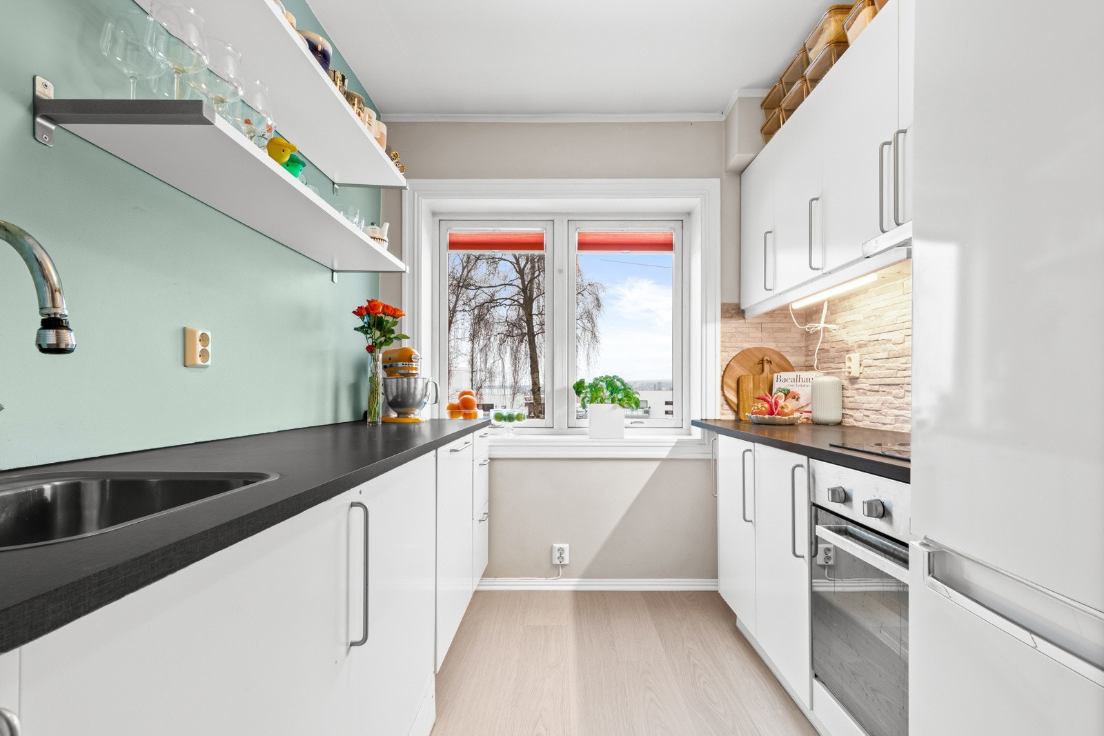 Det stilrene kjøkkenet oppleves lys og luftig. Galleribilde