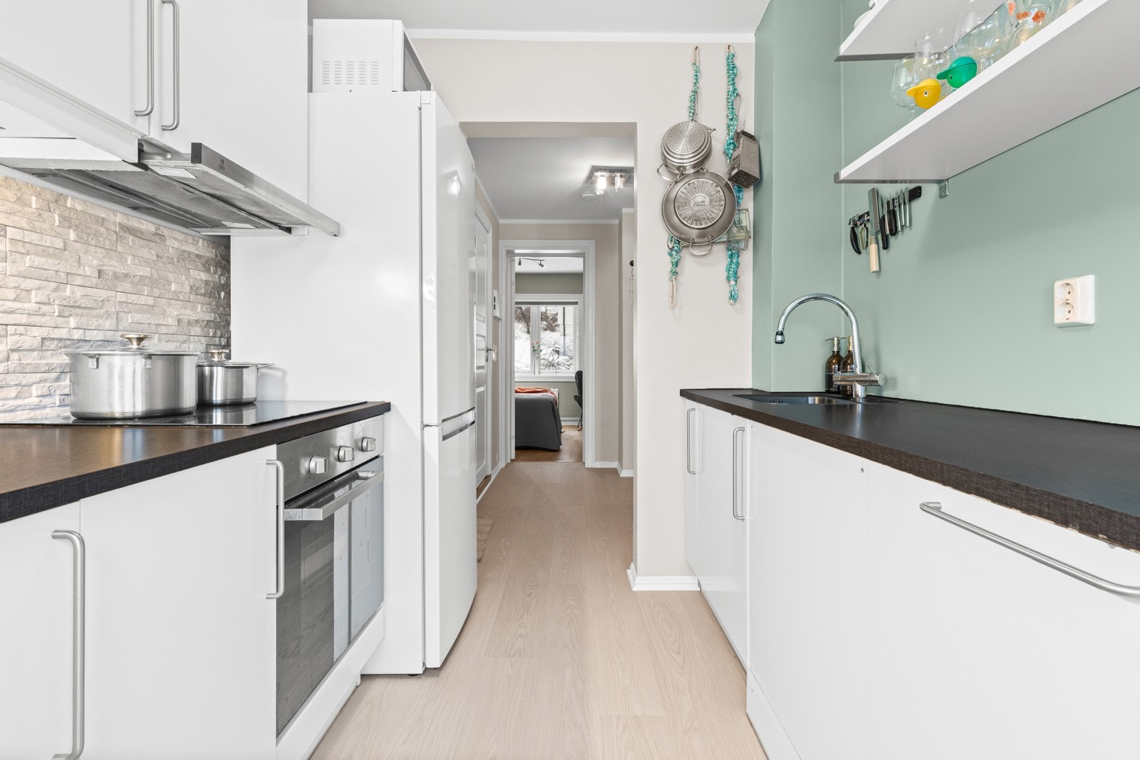 Det er godt med oppbevaringsplass. Kjøkkenet har gulvvarme. Galleribilde