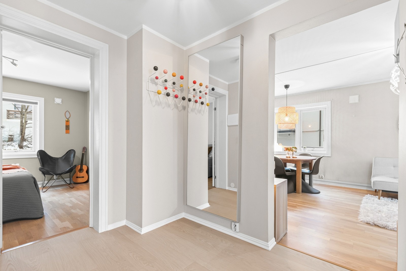 Lys og romslig entré. Galleribilde