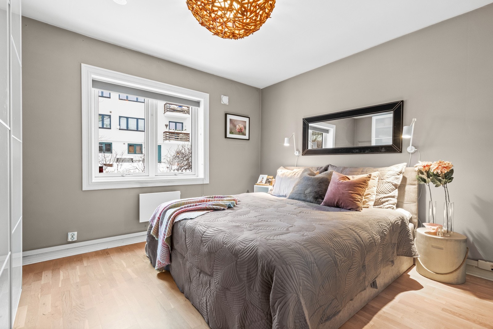 Hovedsoverommet er romslig med plass til stor dobbelseng og garderobeskap vendt mot rolig felleshage. Galleribilde